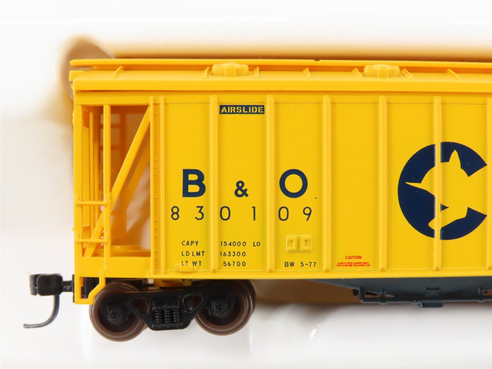 N Scale Atlas 38711 B&O Chessie System GATX Airslide Covered Hopper #830109