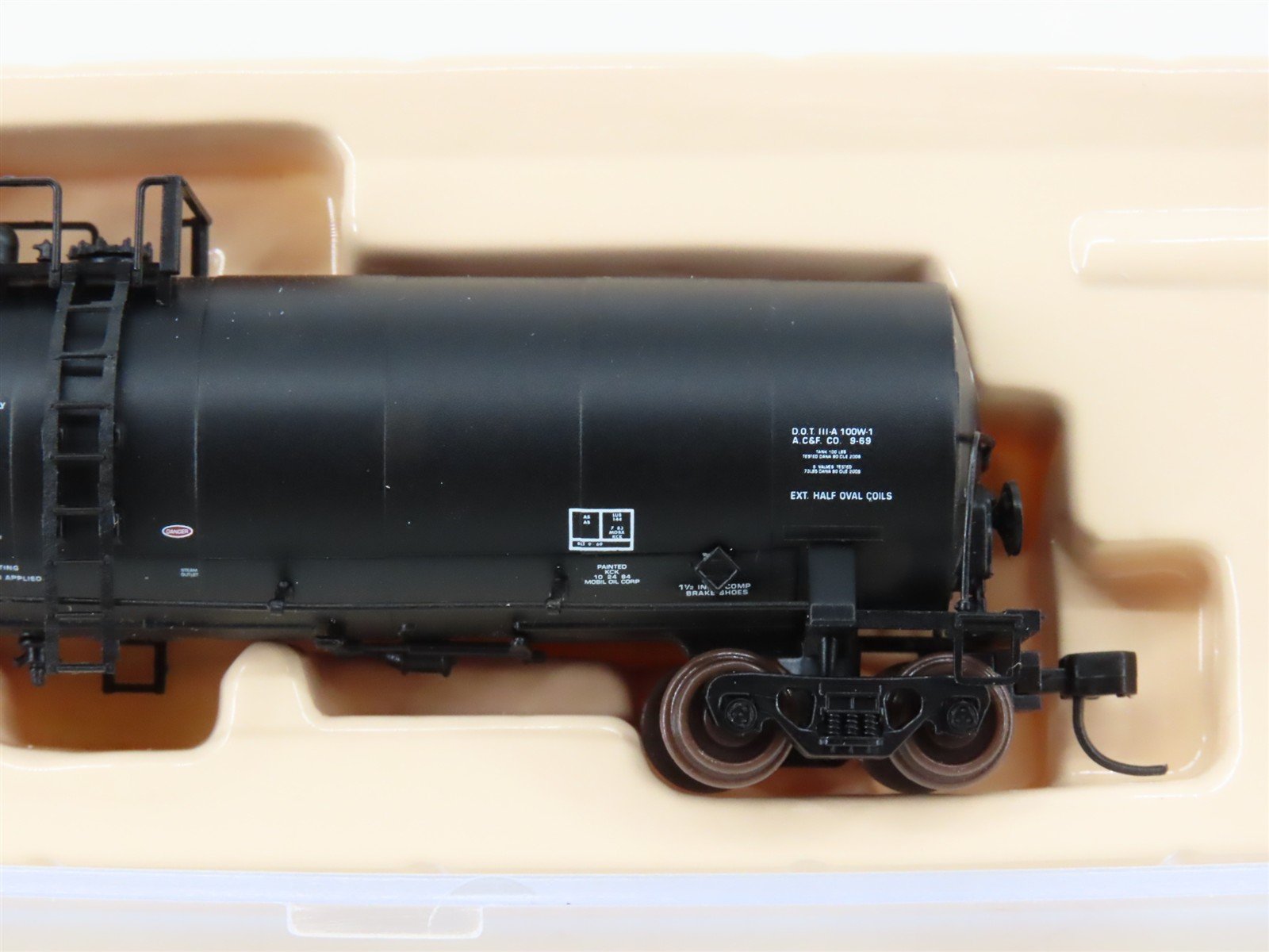 N Scale Atlas 30731 MOBX Mobil 23,500 Gallon Tank Car #14230