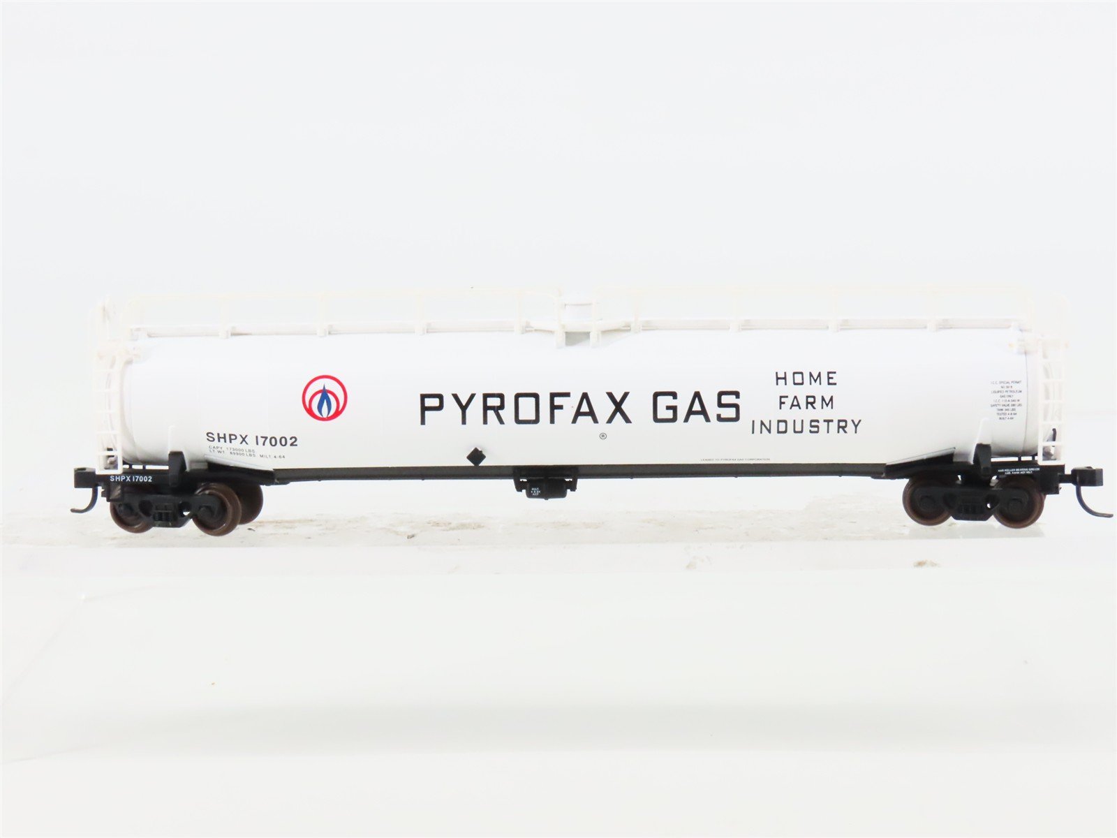 N Scale Atlas 37015 SHPX Pyrofax Gas 33,000 Gallon Tank Car #17002