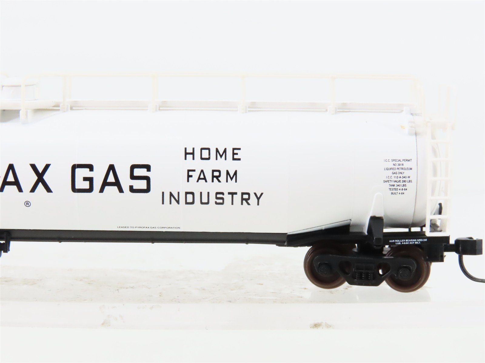 N Scale Atlas 37015 SHPX Pyrofax Gas 33,000 Gallon Tank Car #17002