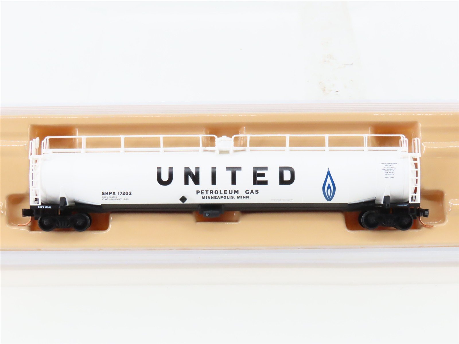 N Scale Atlas 37091 SHPX United Petroleum 33,000 Gallon Tank Car #17202