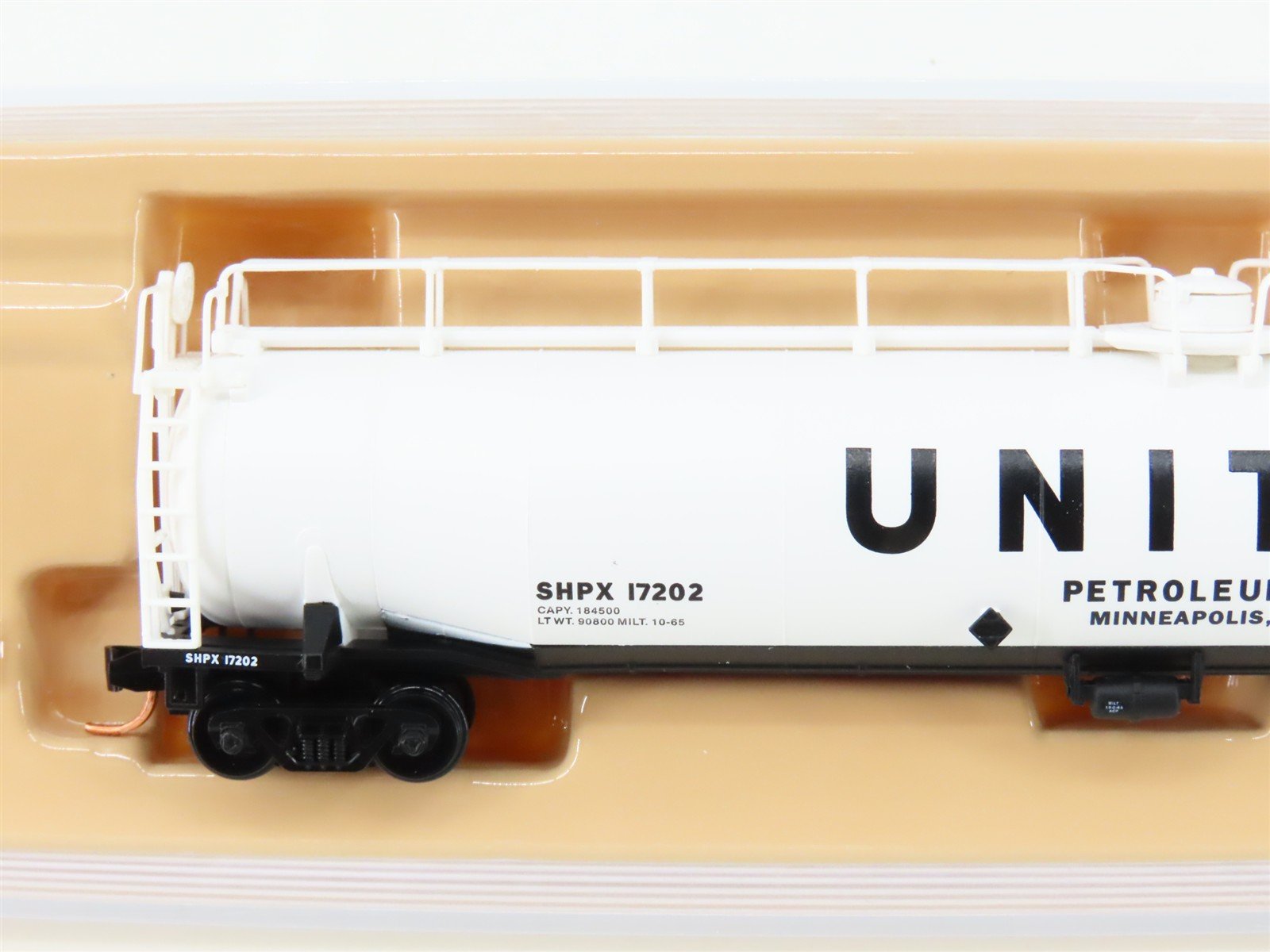 N Scale Atlas 37091 SHPX United Petroleum 33,000 Gallon Tank Car #17202
