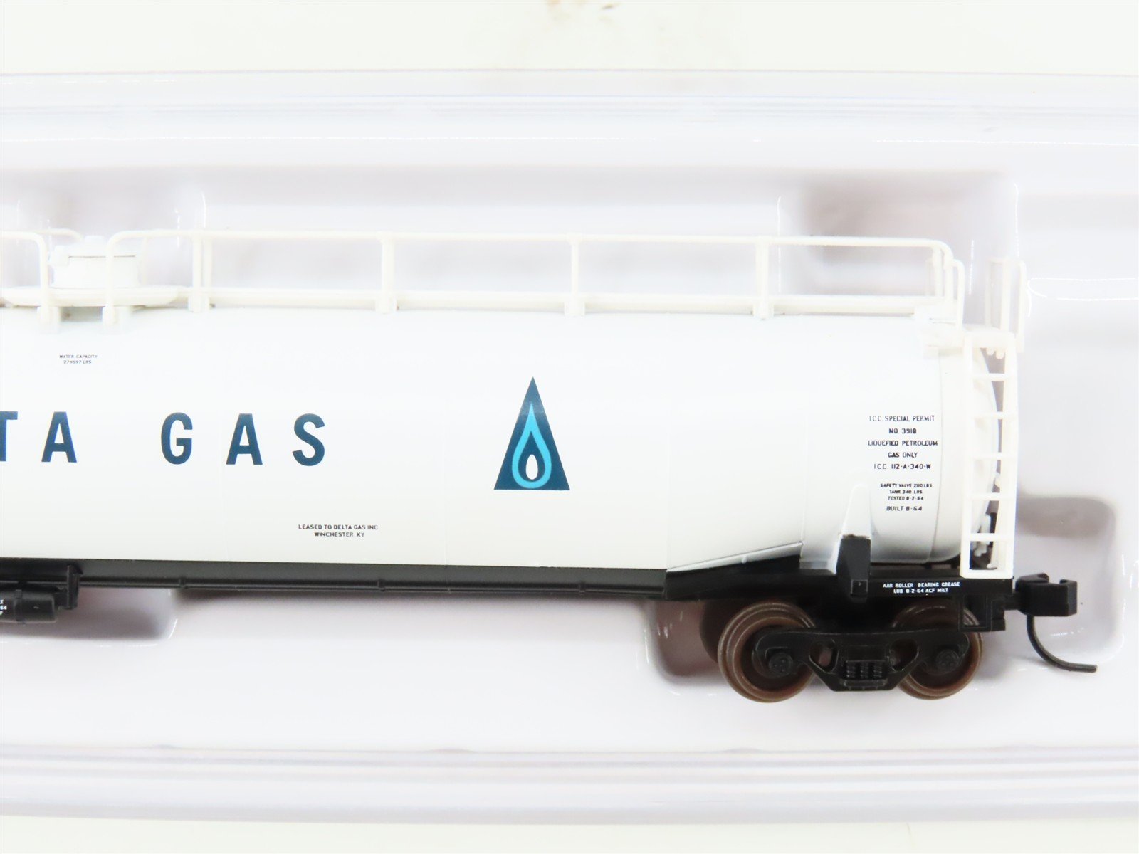 N Scale Atlas 37152 SHPX Delta Gas Inc. 33,000 Gallon Tank Car #17041