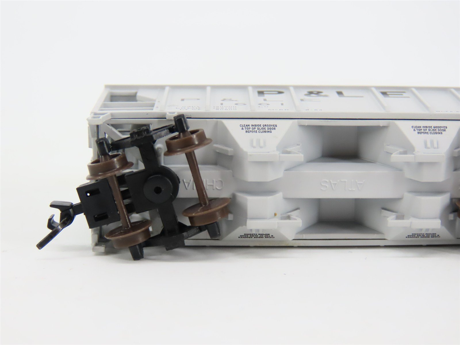 N Scale Atlas 31941 P&LE Pittsburgh & Lake Erie 2-Bay Covered Hopper #1661
