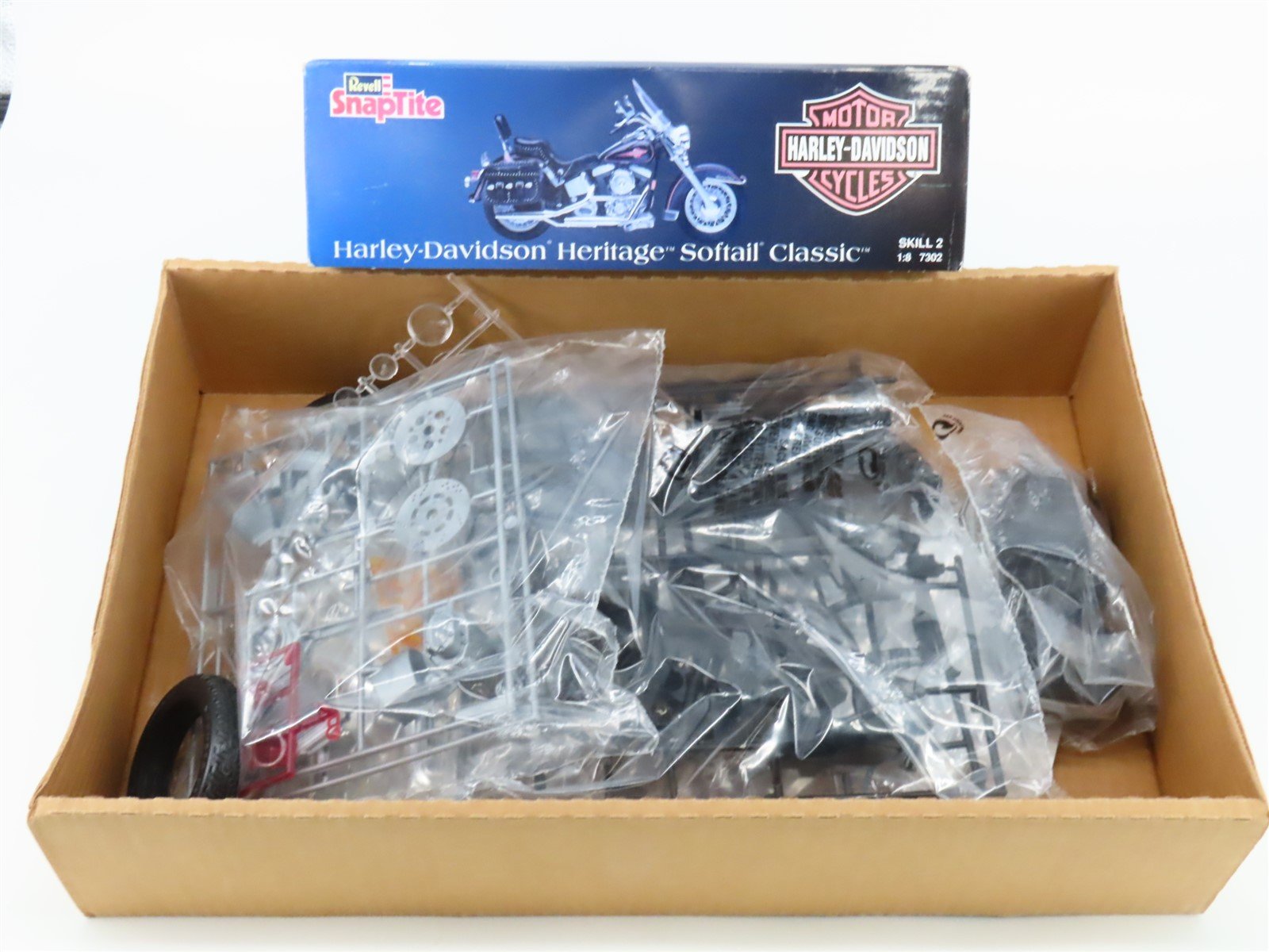 1:8 Revell SnapTite Kit 7302 Harley-Davidson Heritage Softail Classic Motorcycle