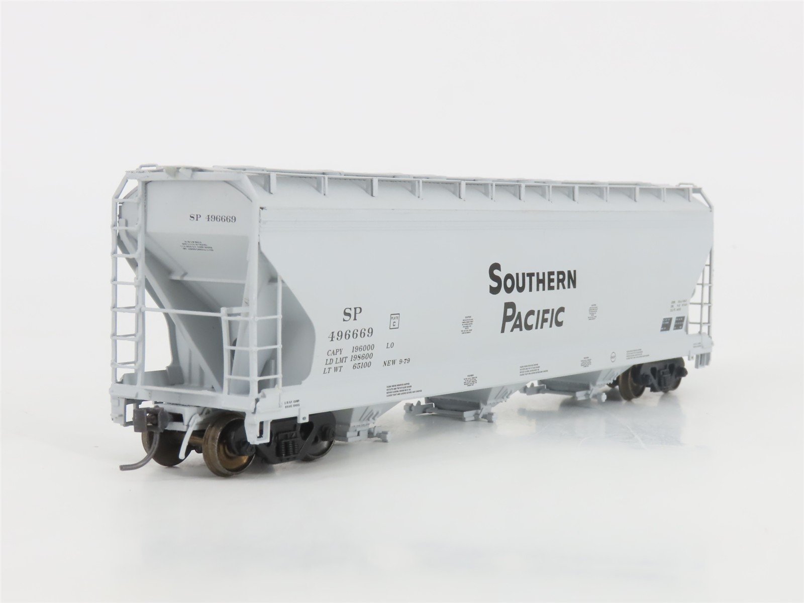 HO Scale InterMountain 47003-05 SP Southern Pacific 3-Bay Covered Hopper #496669