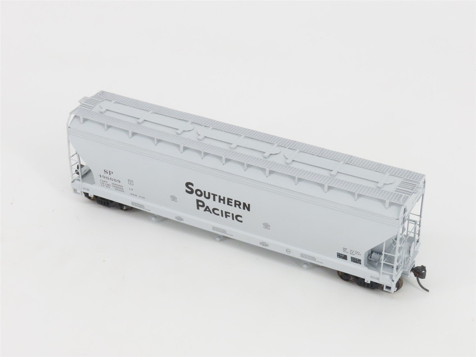 HO Scale InterMountain 47003-05 SP Southern Pacific 3-Bay Covered Hopper #496669
