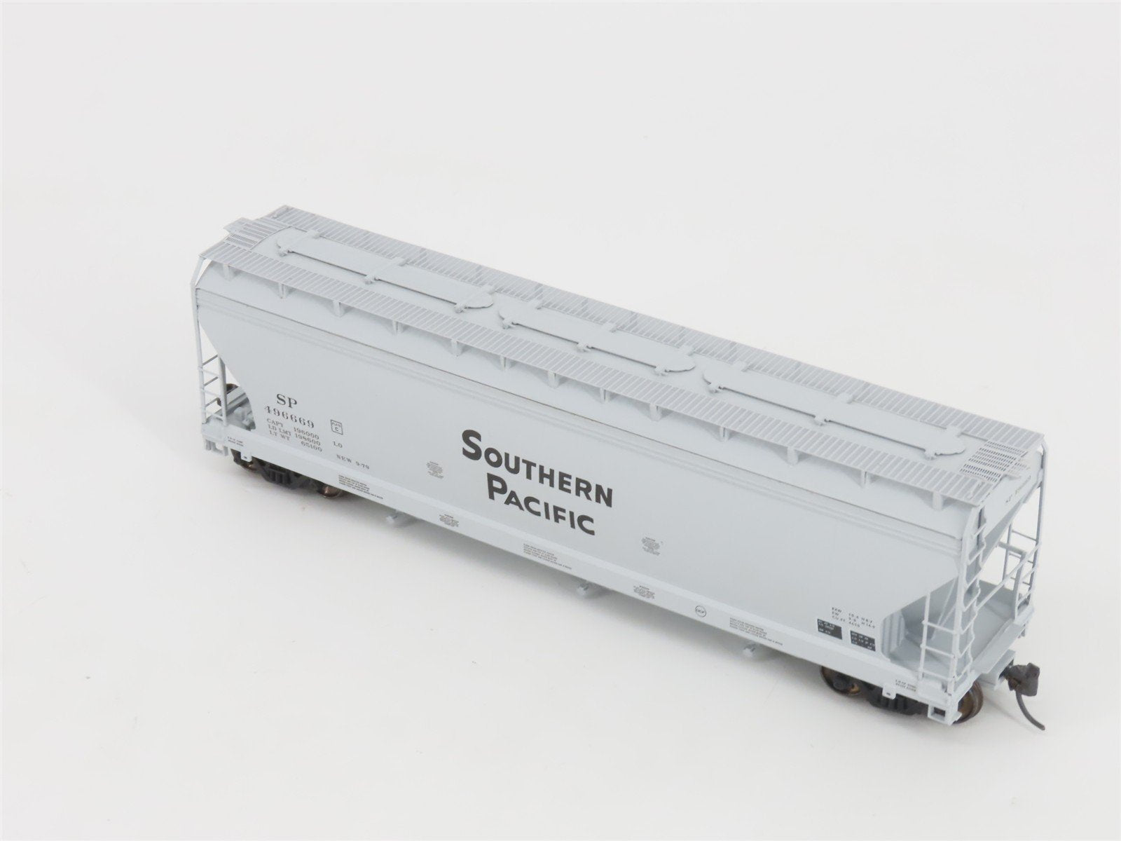 HO Scale InterMountain 47003-05 SP Southern Pacific 3-Bay Covered Hopper #496669
