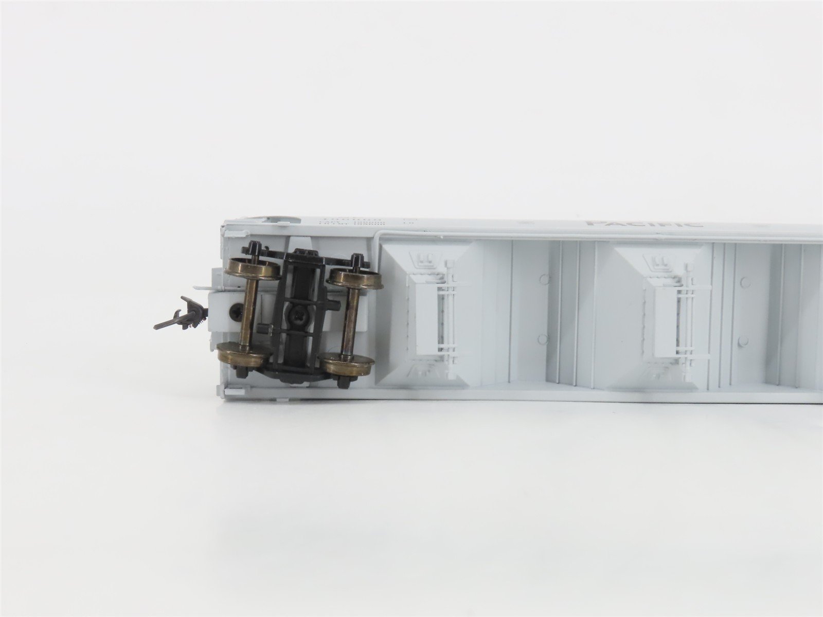 HO Scale InterMountain 47003-05 SP Southern Pacific 3-Bay Covered Hopper #496669