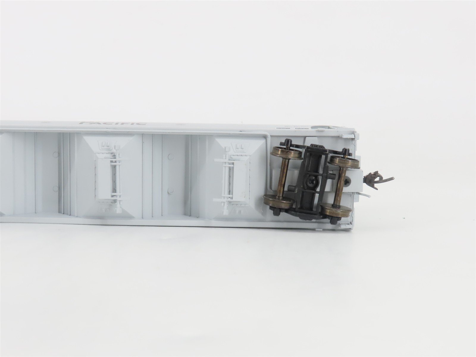 HO Scale InterMountain 47003-05 SP Southern Pacific 3-Bay Covered Hopper #496669