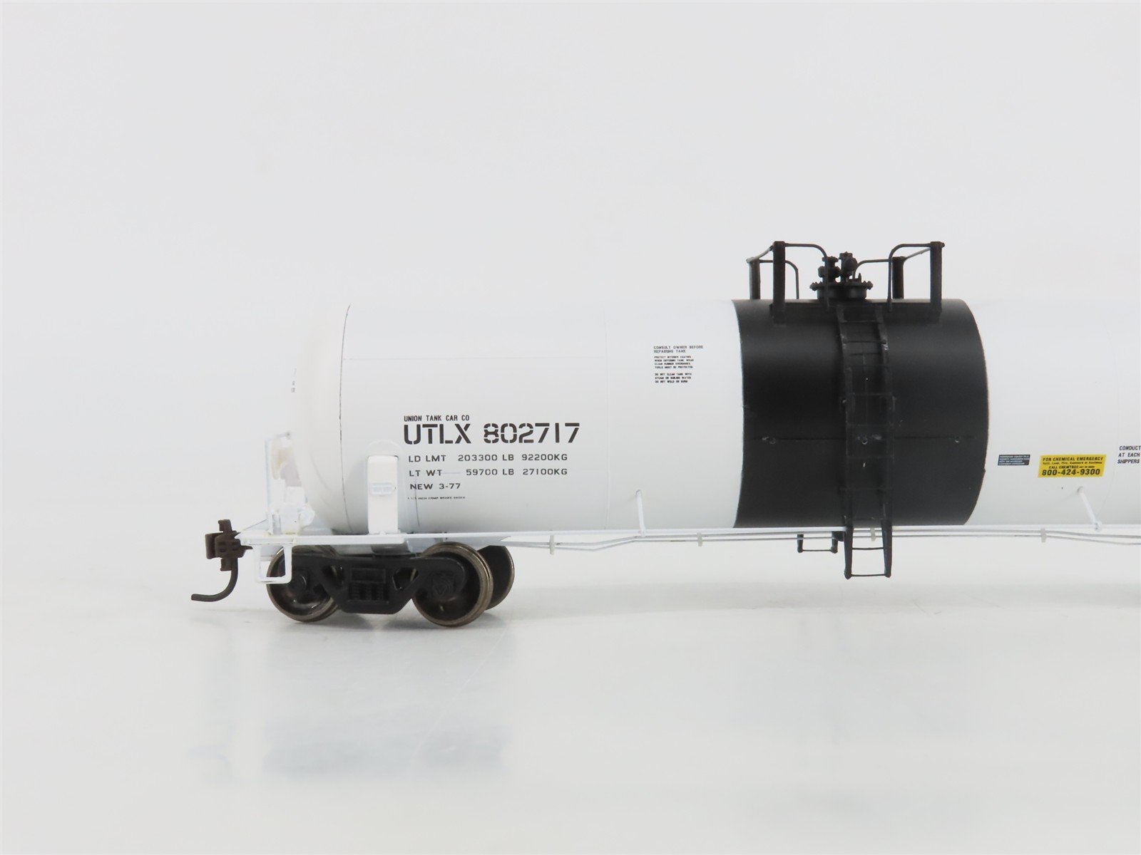 HO Scale Athearn 73924 UTLX (Black Band) RTC 50' Acid Tank Car #802717