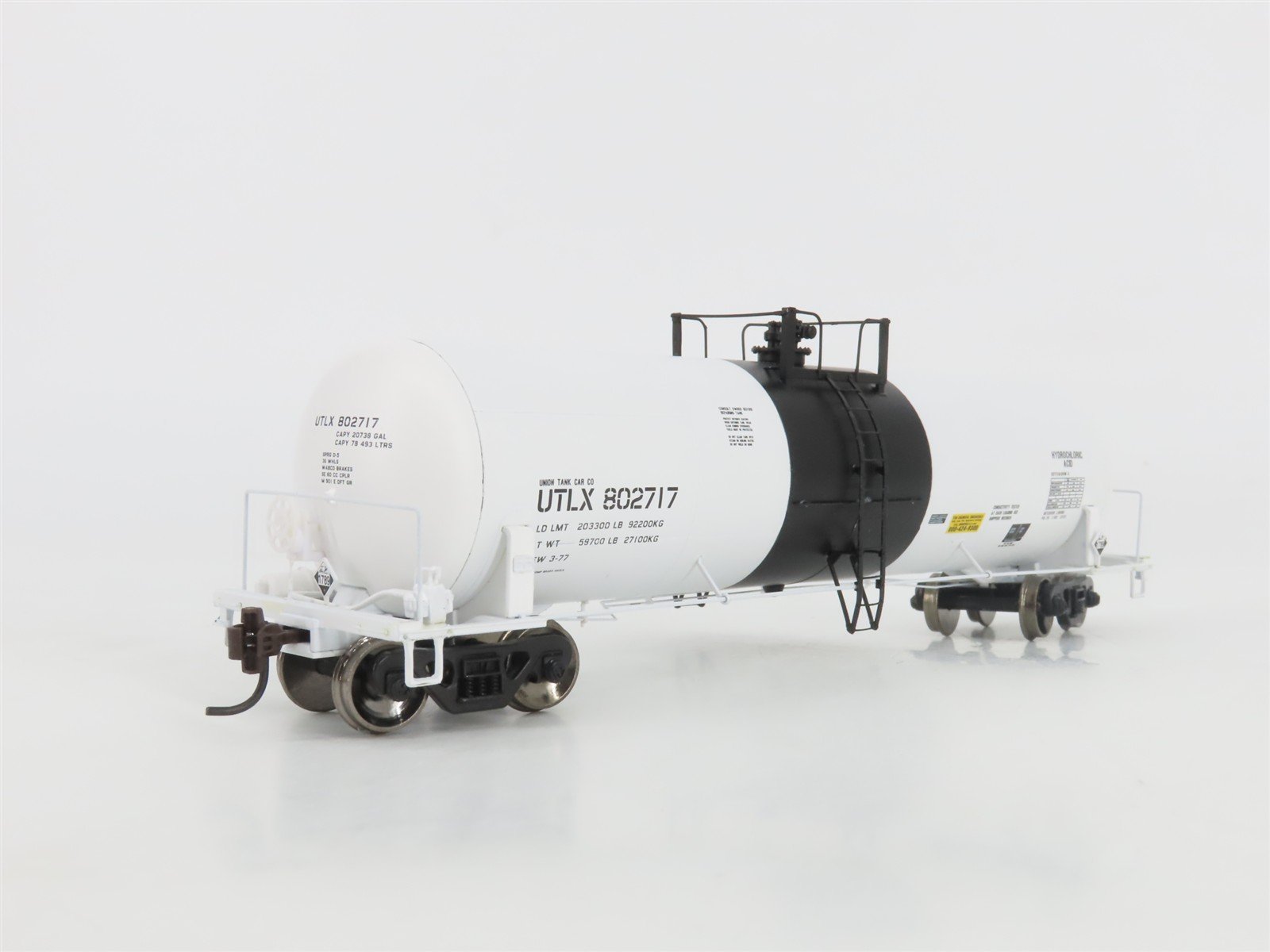 HO Scale Athearn 73924 UTLX (Black Band) RTC 50' Acid Tank Car #802717