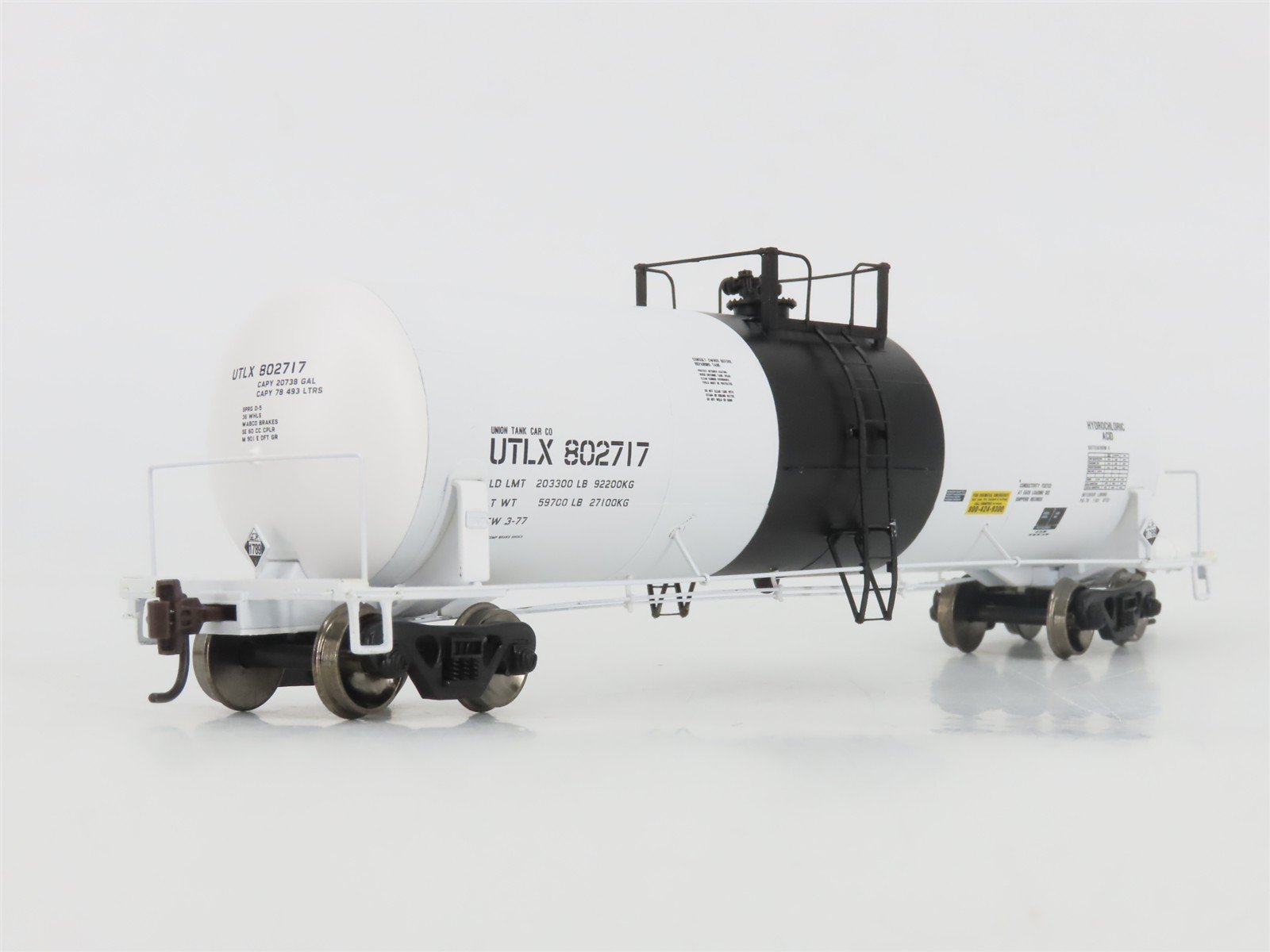 HO Scale Athearn 73924 UTLX (Black Band) RTC 50' Acid Tank Car #802717