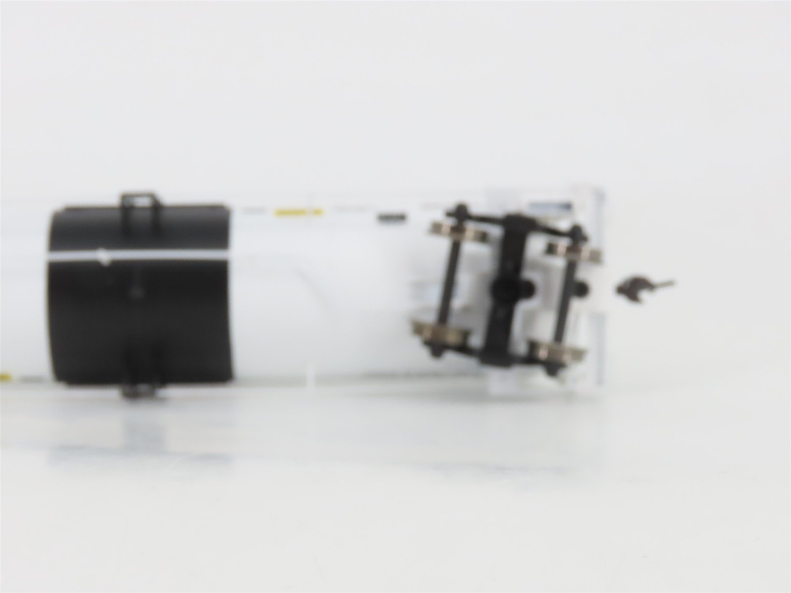 HO Scale Athearn 73924 UTLX (Black Band) RTC 50' Acid Tank Car #802717