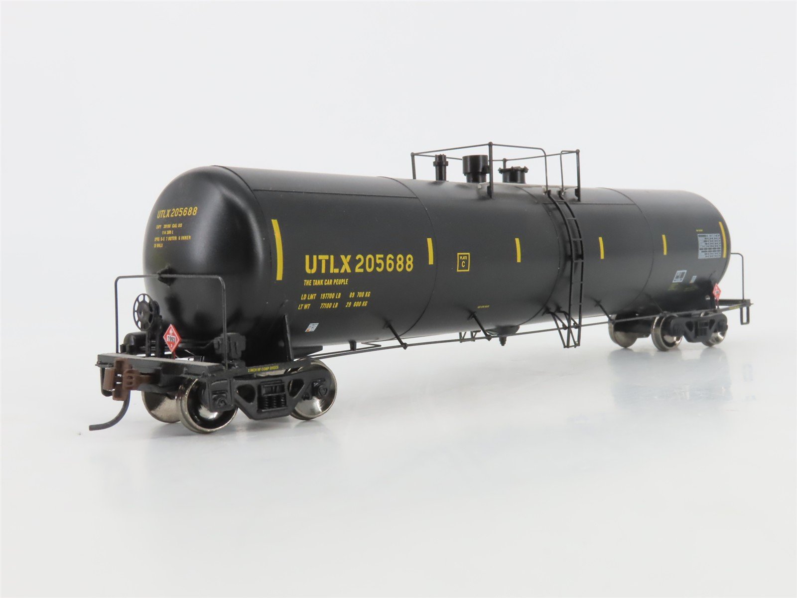 HO Scale Athearn 94252 UTLX 30K Gallon Ethanol Tank Car #205688