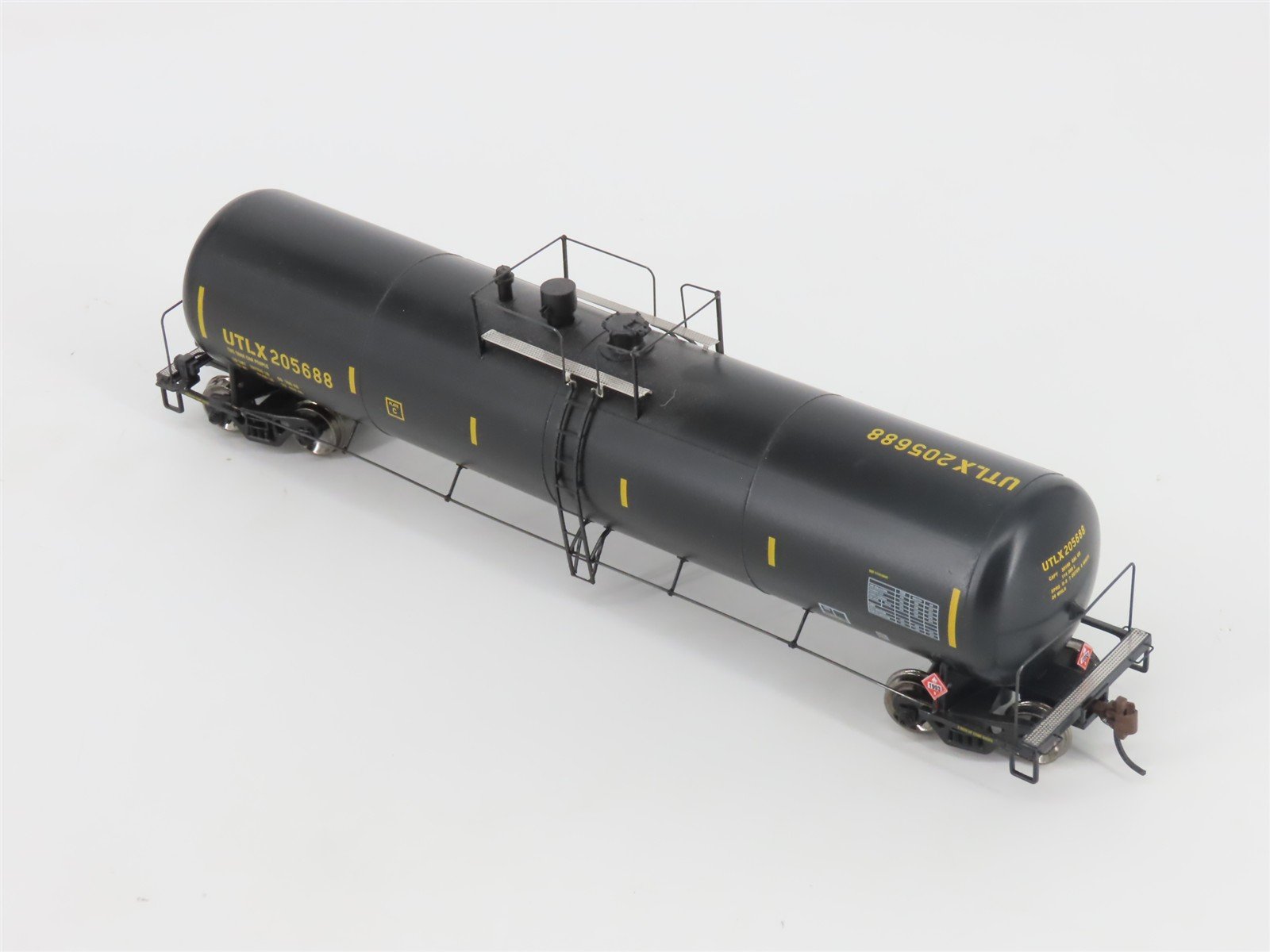 HO Scale Athearn 94252 UTLX 30K Gallon Ethanol Tank Car #205688