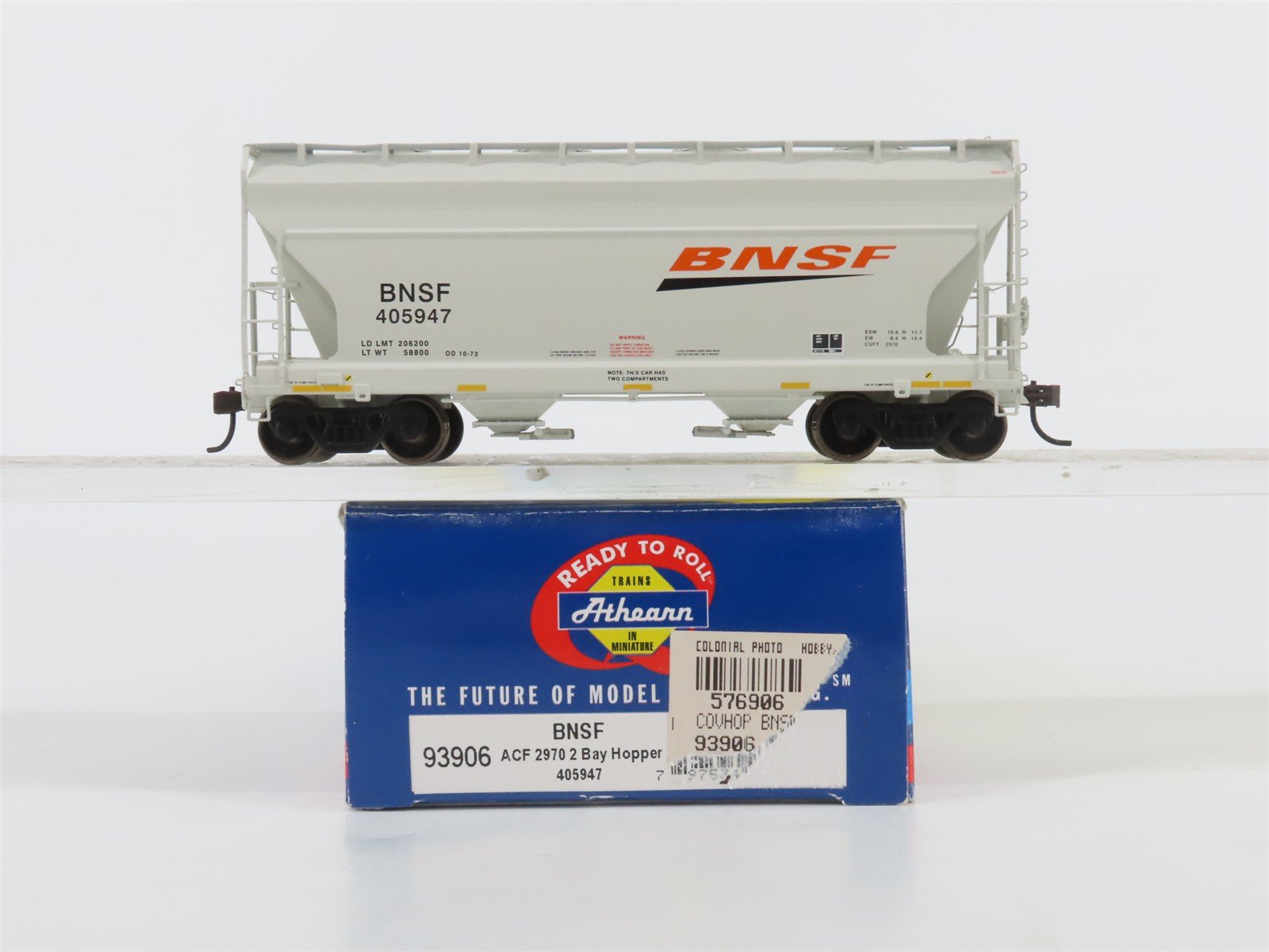 HO Scale Athearn 93906 BNSF Railway ACF 2970 2-Bay Covered Hopper #405947