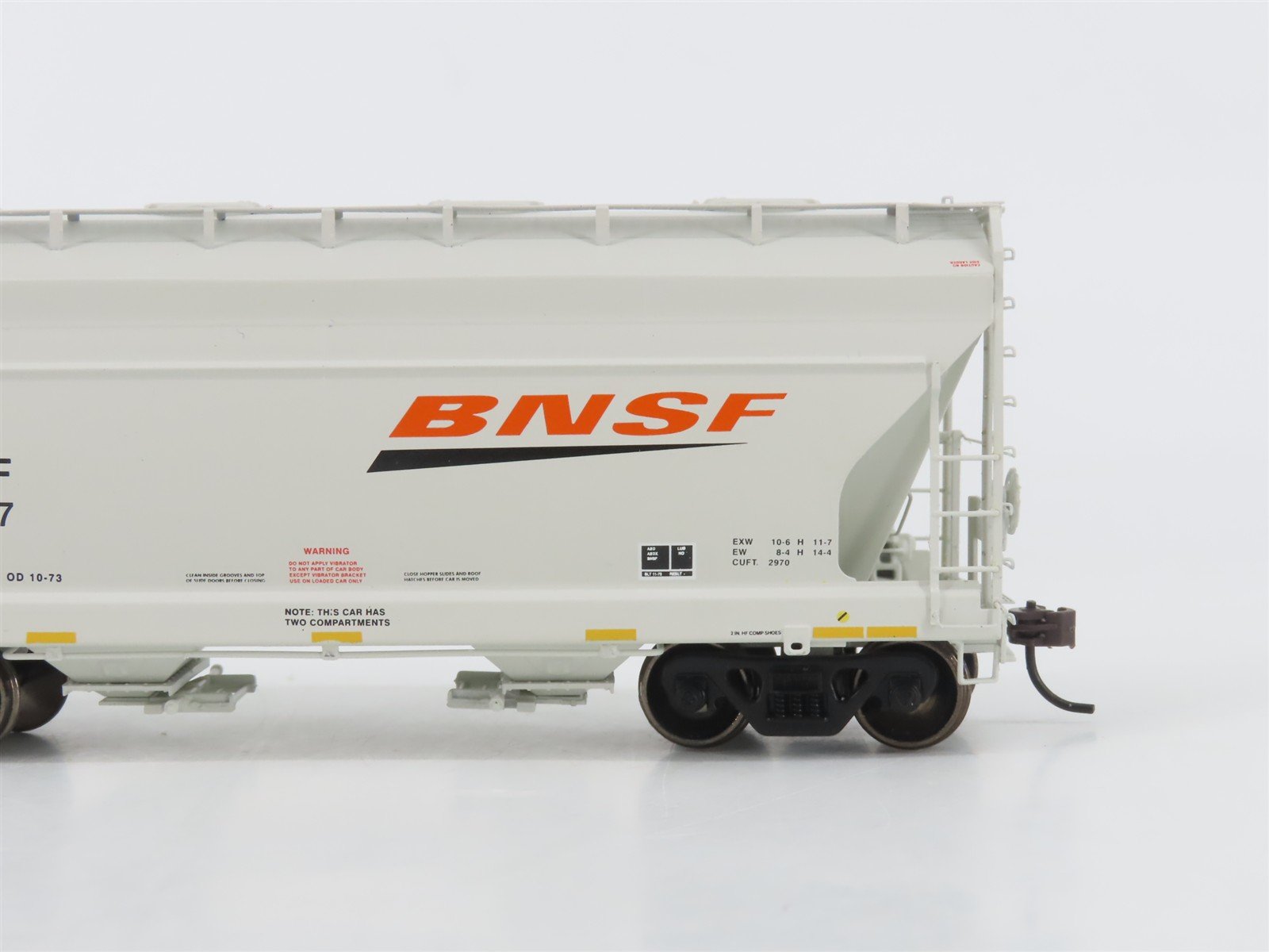 HO Scale Athearn 93906 BNSF Railway ACF 2970 2-Bay Covered Hopper #405947