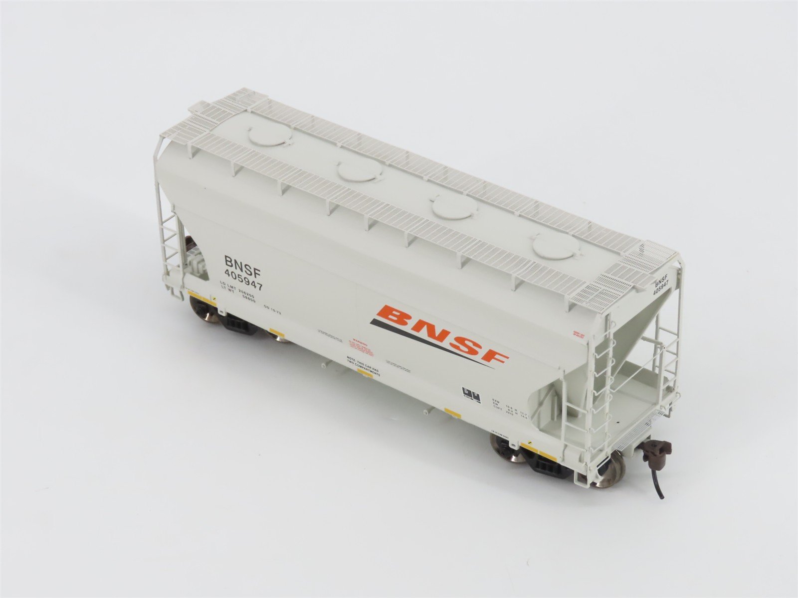 HO Scale Athearn 93906 BNSF Railway ACF 2970 2-Bay Covered Hopper #405947