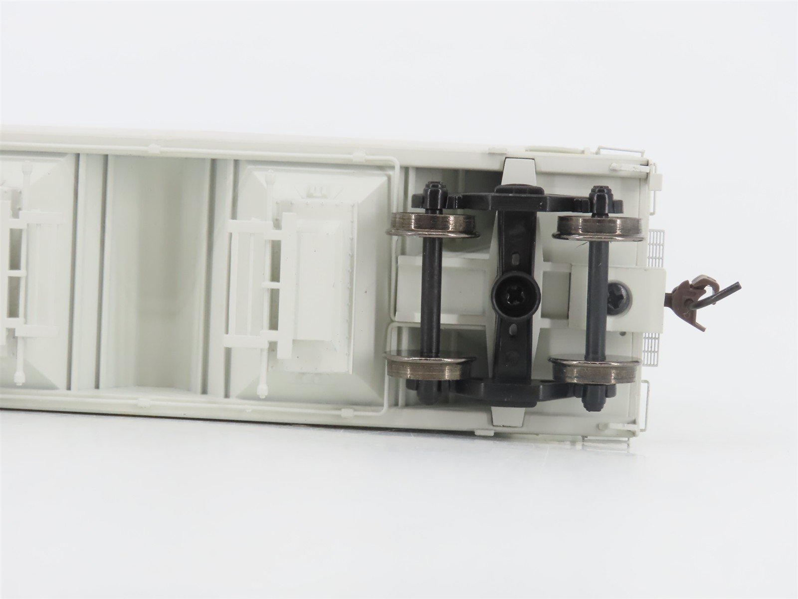 HO Scale Athearn 93906 BNSF Railway ACF 2970 2-Bay Covered Hopper #405947