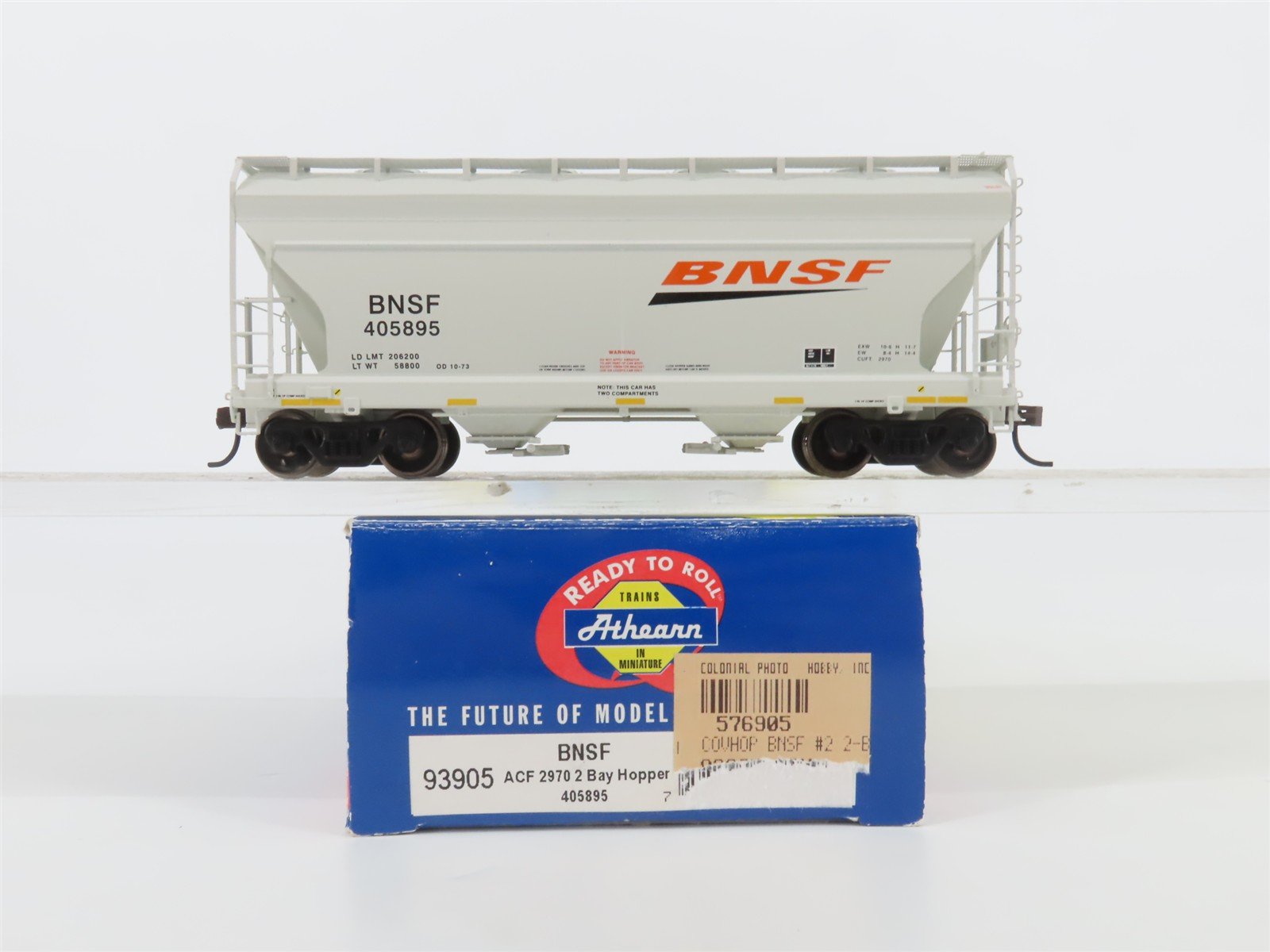 HO Scale Athearn 93905 BNSF Railway ACF 2970 2-Bay Covered Hopper #405895