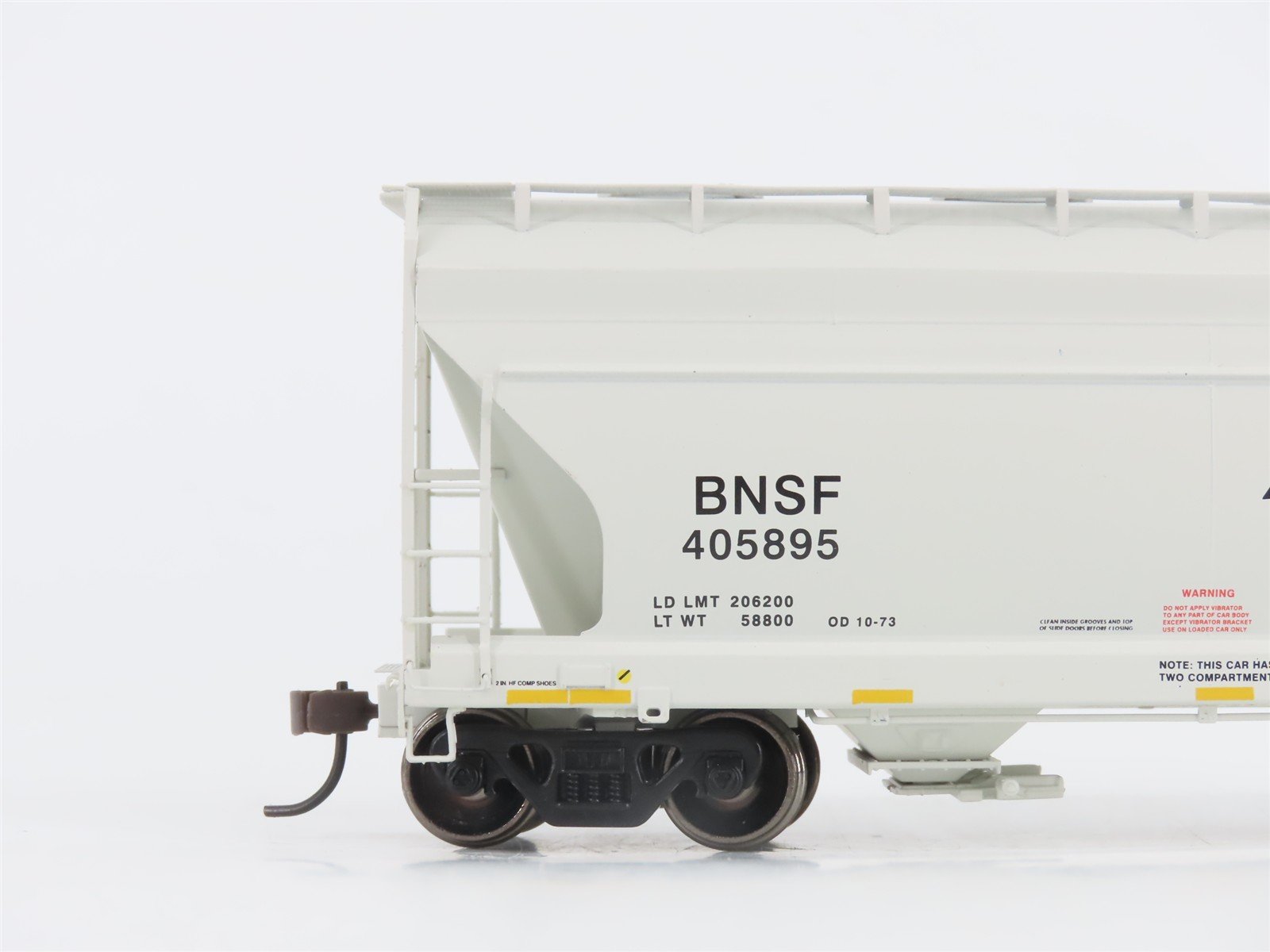 HO Scale Athearn 93905 BNSF Railway ACF 2970 2-Bay Covered Hopper #405895