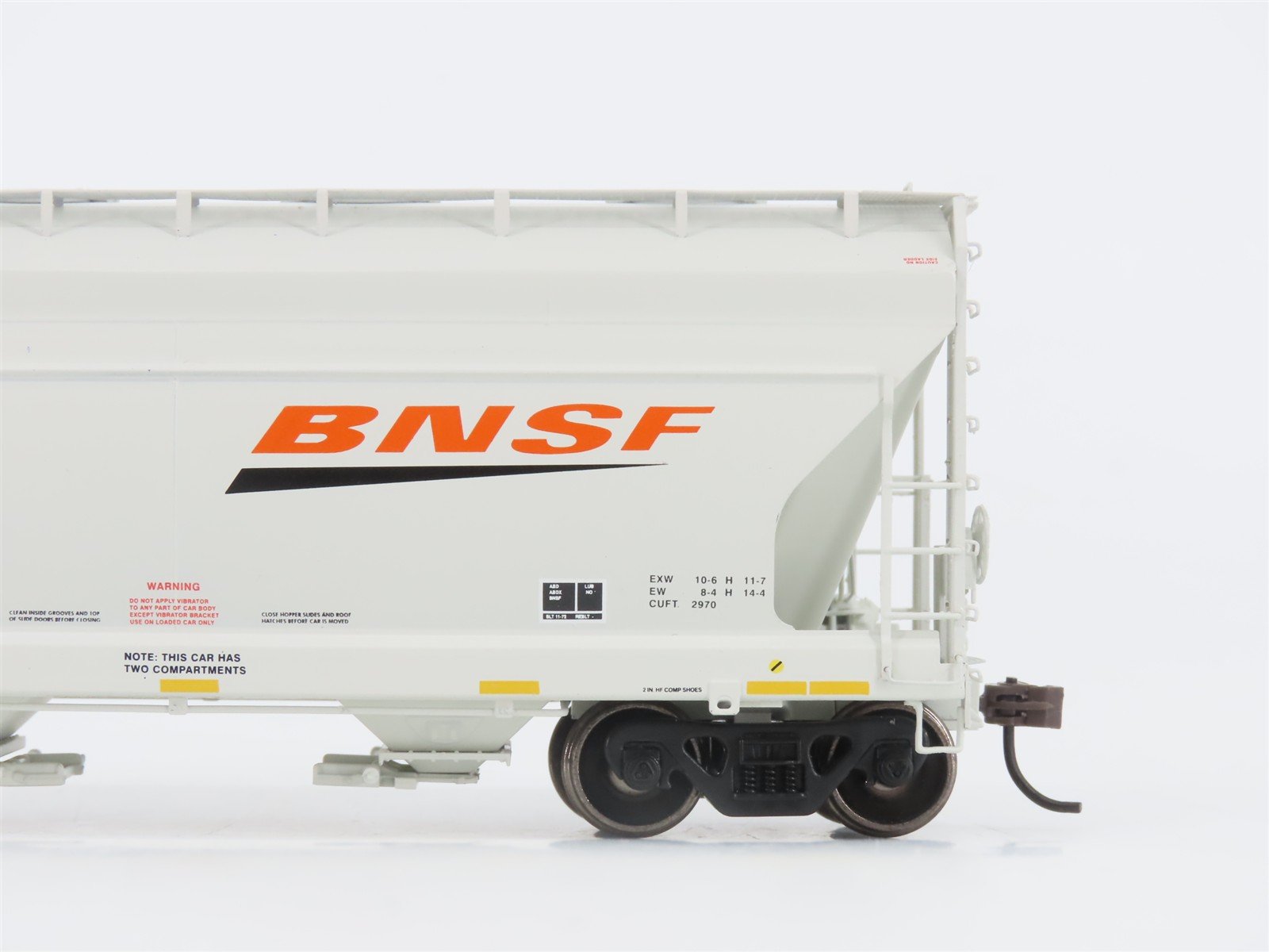HO Scale Athearn 93905 BNSF Railway ACF 2970 2-Bay Covered Hopper #405895