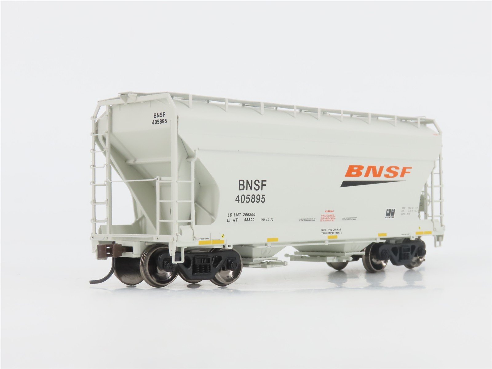 HO Scale Athearn 93905 BNSF Railway ACF 2970 2-Bay Covered Hopper #405895