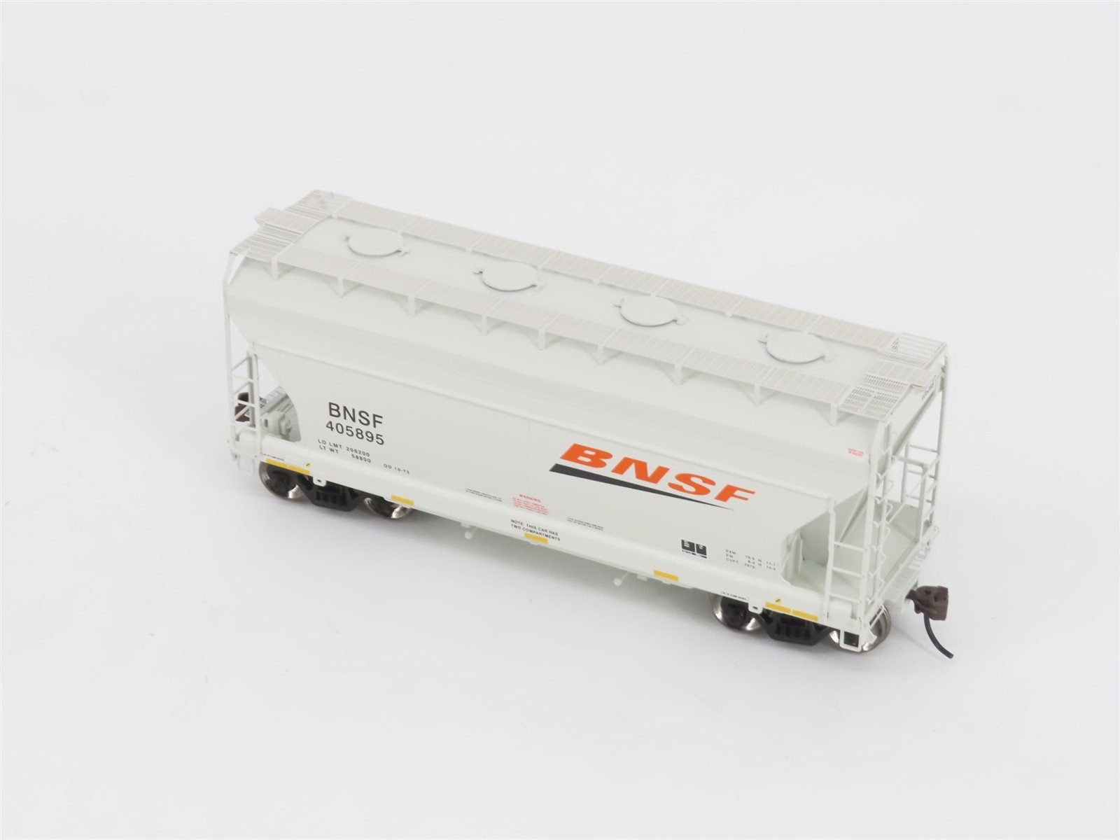 HO Scale Athearn 93905 BNSF Railway ACF 2970 2-Bay Covered Hopper #405895