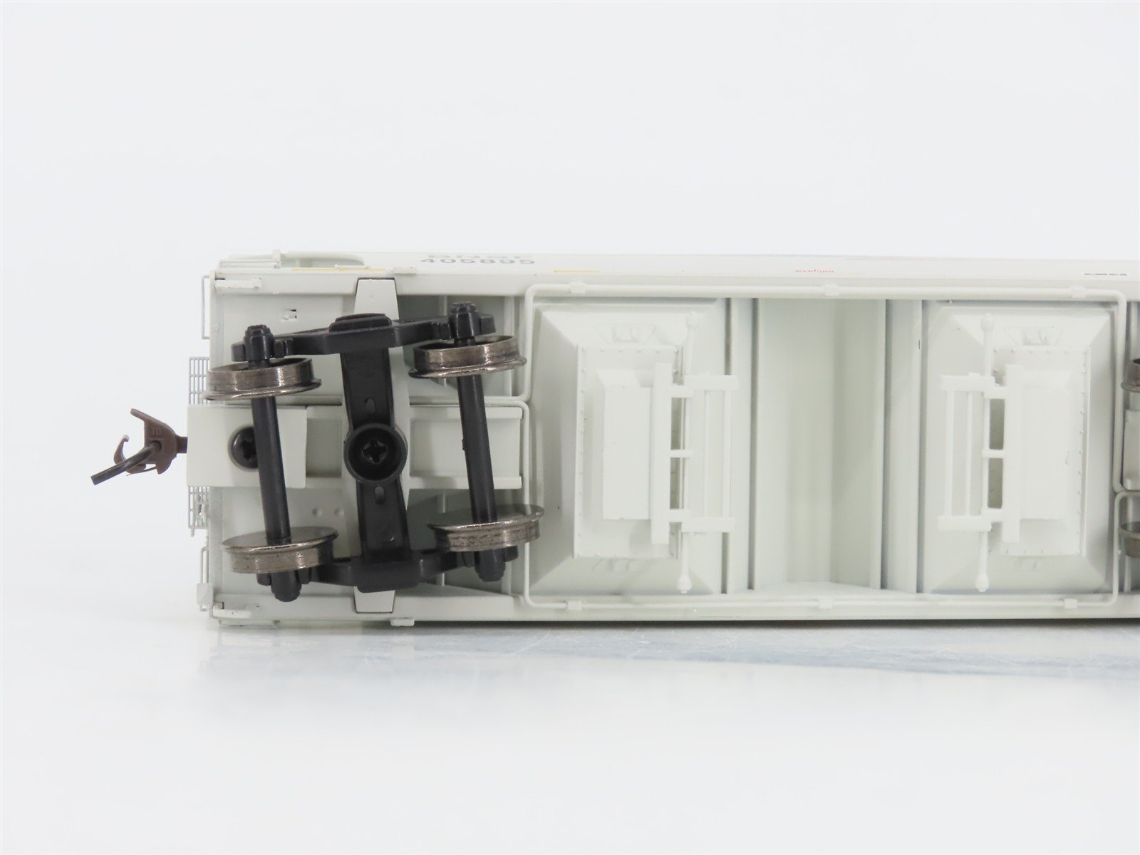 HO Scale Athearn 93905 BNSF Railway ACF 2970 2-Bay Covered Hopper #405895