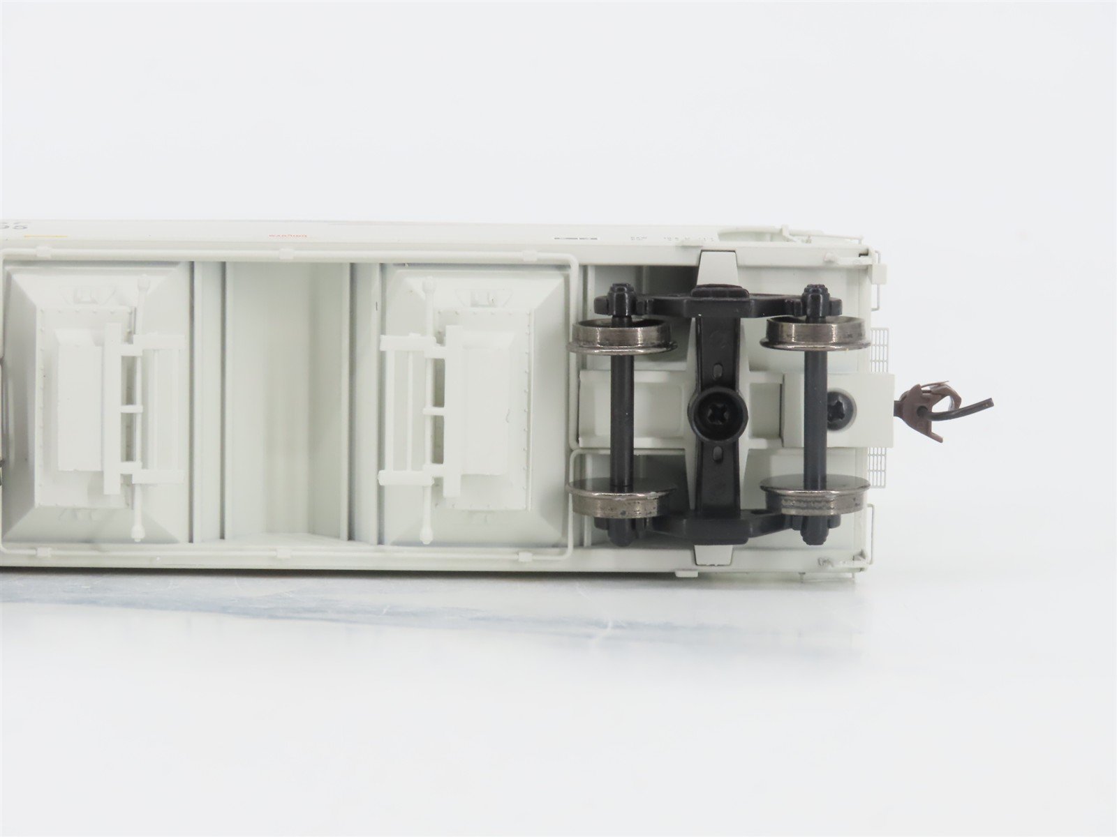 HO Scale Athearn 93905 BNSF Railway ACF 2970 2-Bay Covered Hopper #405895