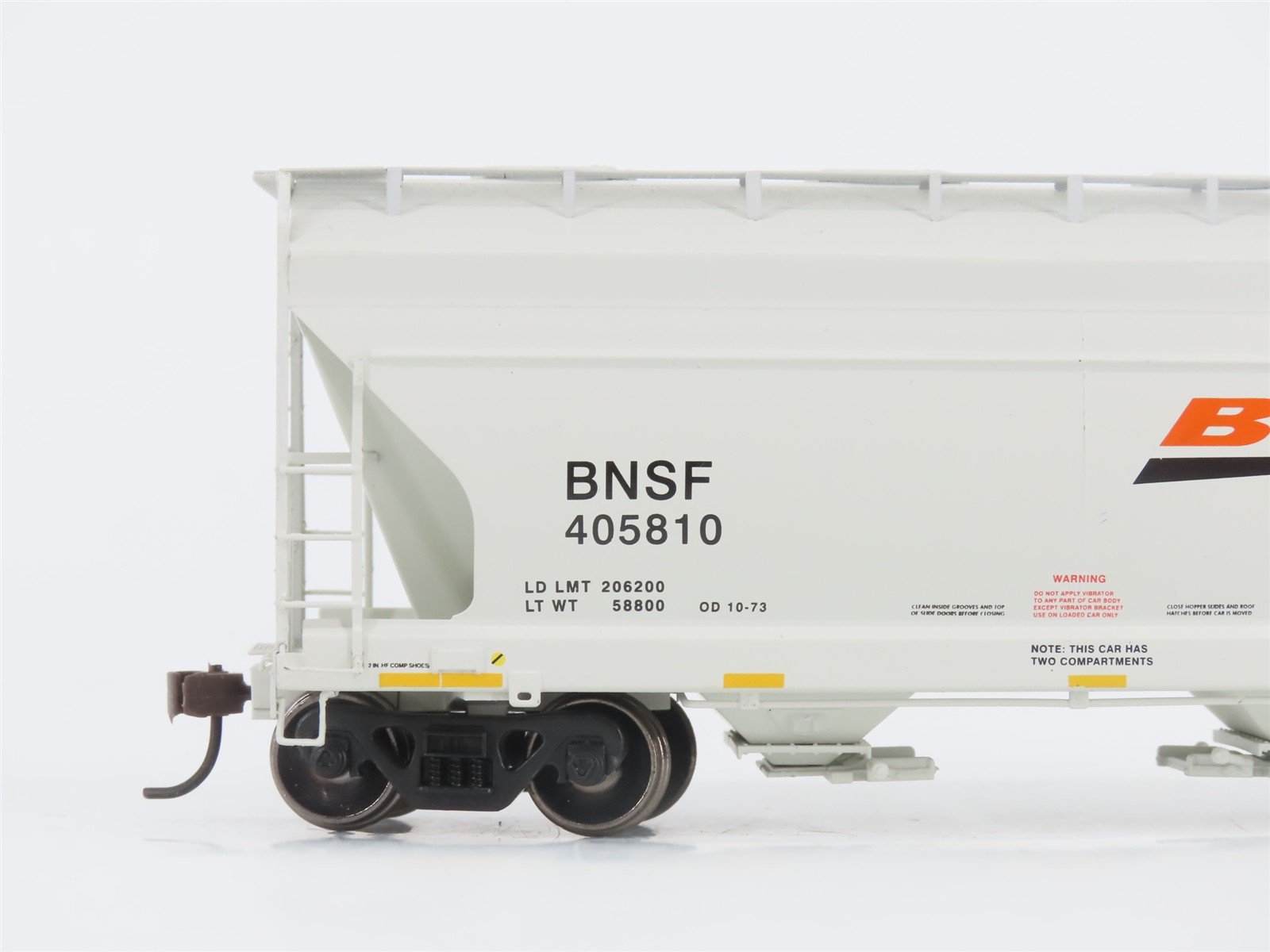 HO Scale Athearn 93904 BNSF Railway ACF 2970 2-Bay Covered Hopper #405810