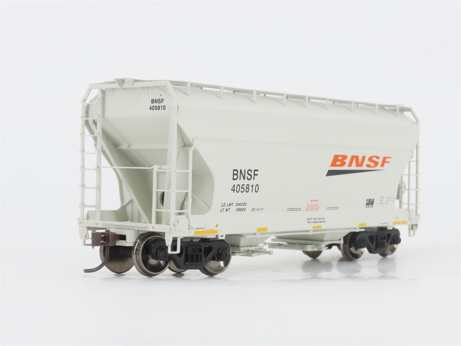HO Scale Athearn 93904 BNSF Railway ACF 2970 2-Bay Covered Hopper #405810