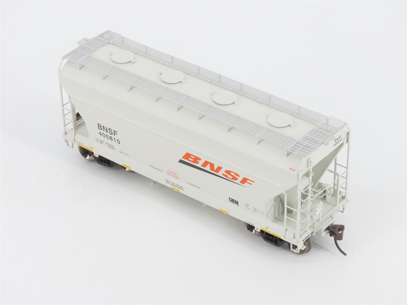 HO Scale Athearn 93904 BNSF Railway ACF 2970 2-Bay Covered Hopper #405810