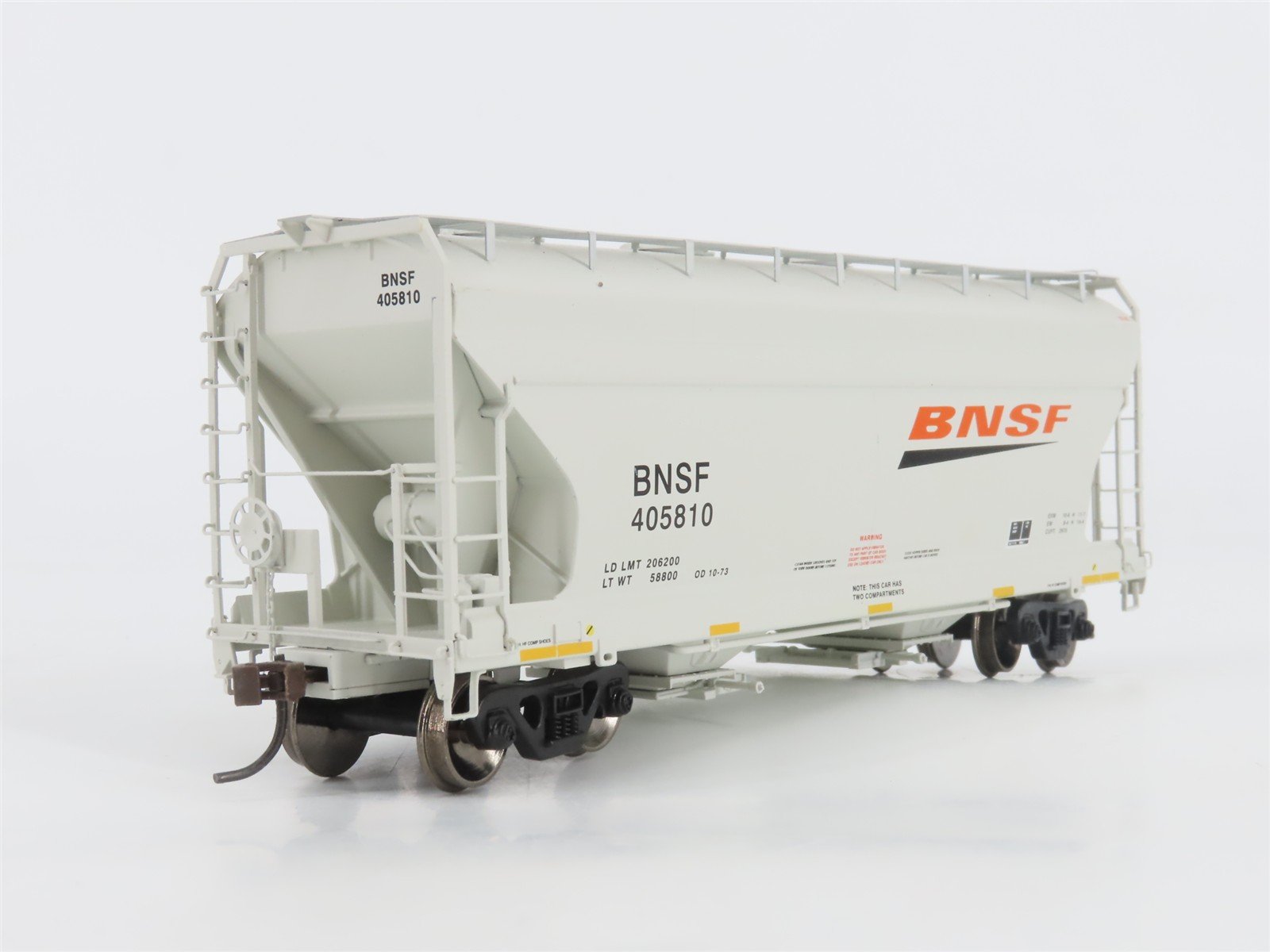 HO Scale Athearn 93904 BNSF Railway ACF 2970 2-Bay Covered Hopper #405810