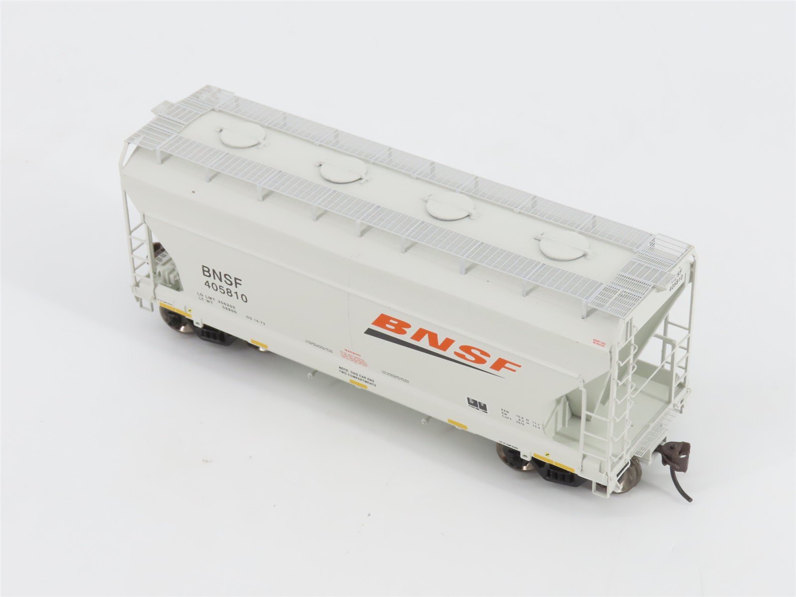 HO Scale Athearn 93904 BNSF Railway ACF 2970 2-Bay Covered Hopper #405810
