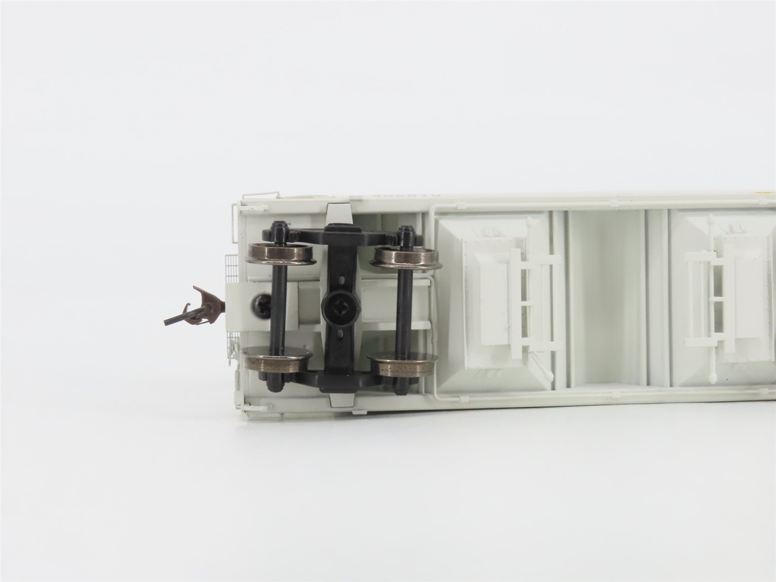 HO Scale Athearn 93904 BNSF Railway ACF 2970 2-Bay Covered Hopper #405810