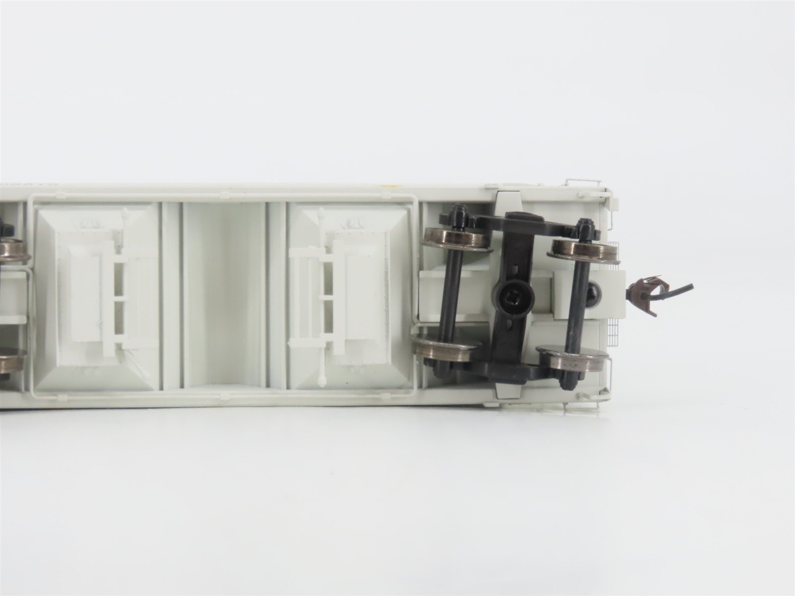 HO Scale Athearn 93904 BNSF Railway ACF 2970 2-Bay Covered Hopper #405810