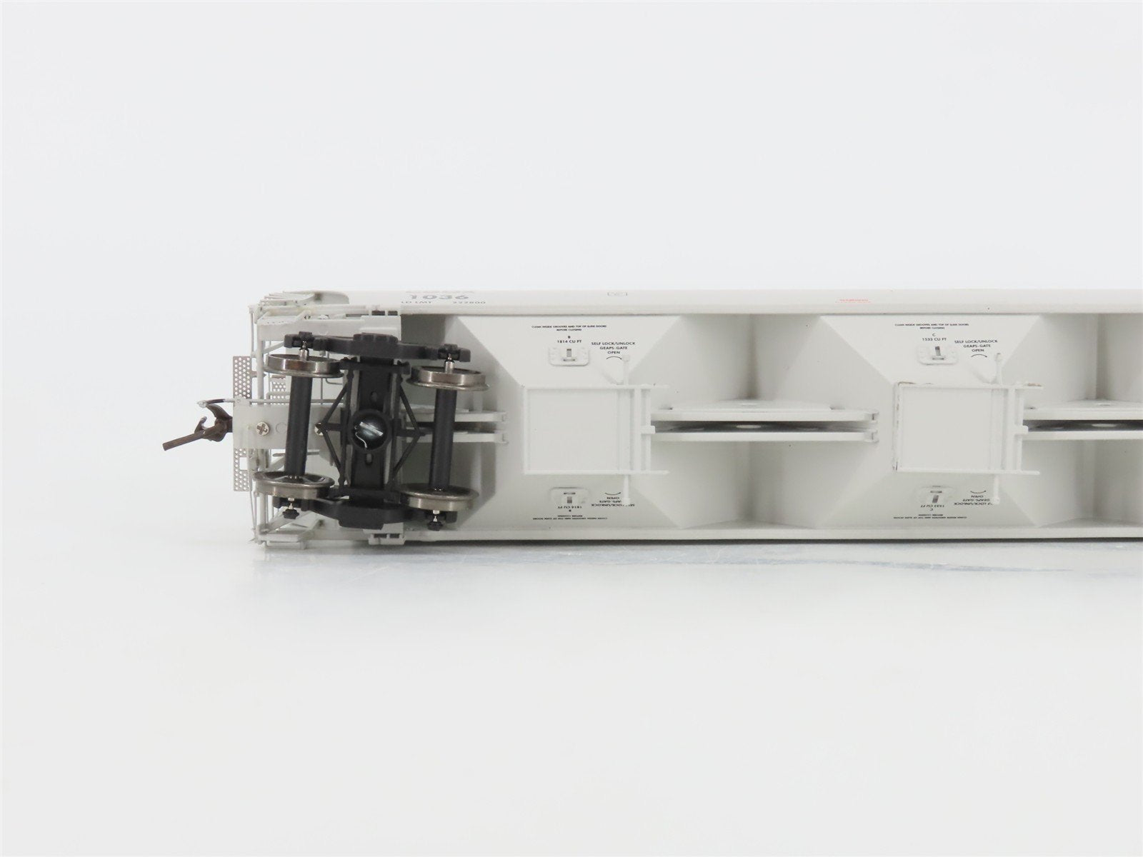 HO Scale Athearn Genesis G4255 CGOX Cargill #1 3-Bay Covered Hopper #1036