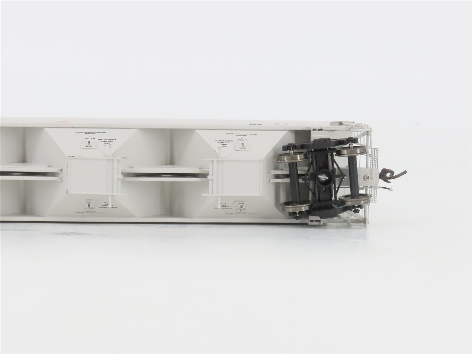 HO Scale Athearn Genesis G4255 CGOX Cargill #1 3-Bay Covered Hopper #1036