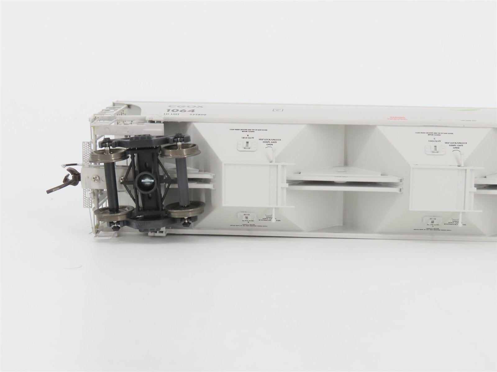 HO Scale Athearn Genesis G4256 CGOX Cargill #2 3-Bay Covered Hopper #1064