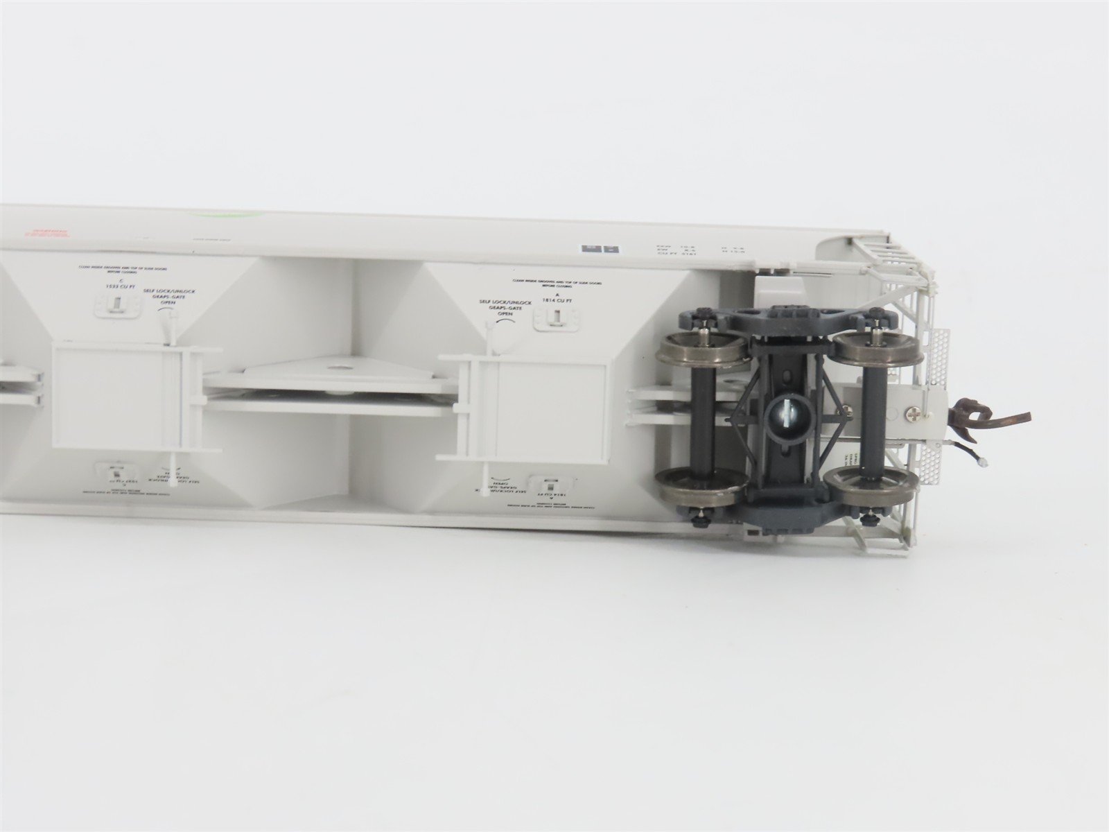 HO Scale Athearn Genesis G4256 CGOX Cargill #2 3-Bay Covered Hopper #1064