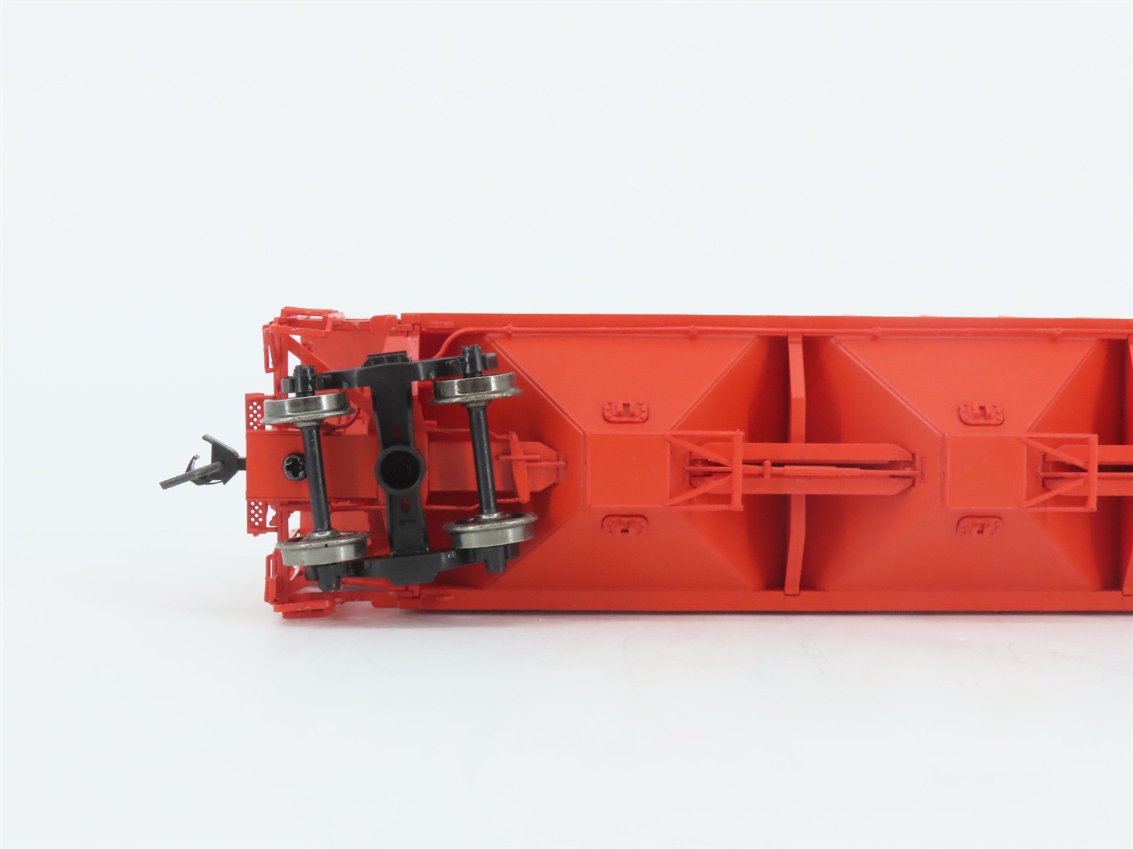 HO Scale Life-Like Proto 2000 Series 23385 MKT 3-Bay Covered Hopper #9803