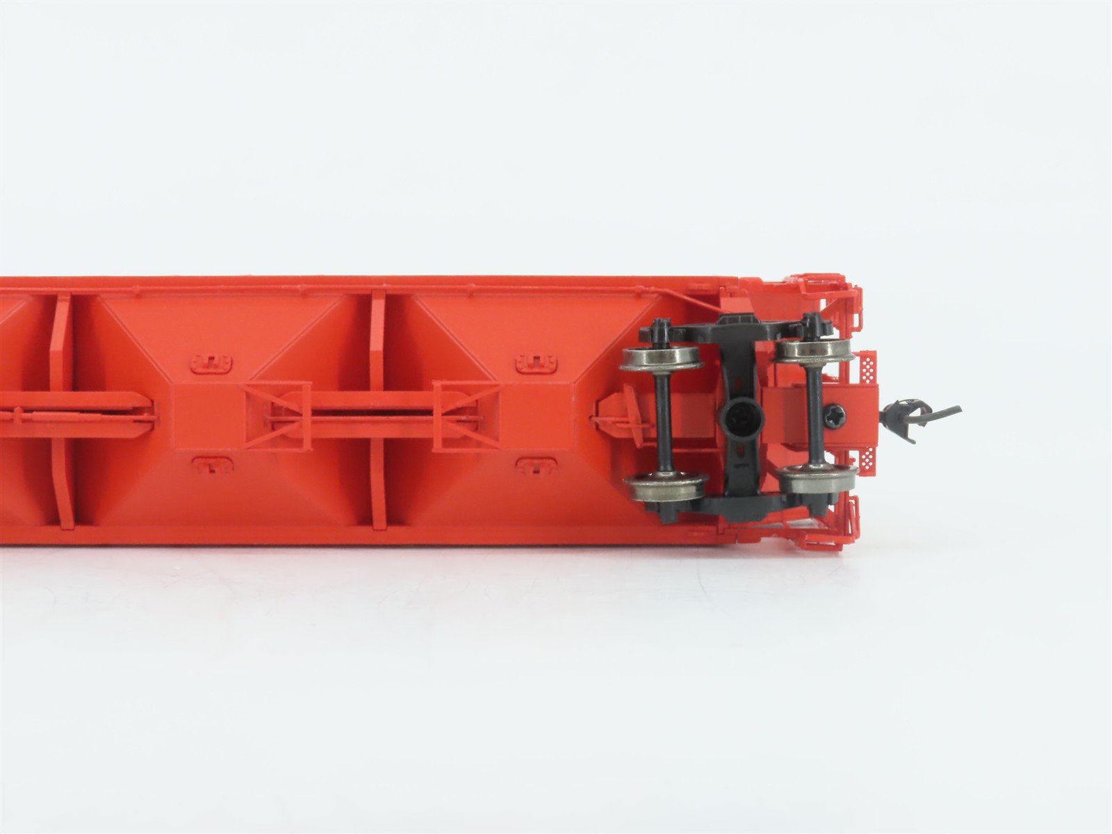 HO Scale Life-Like Proto 2000 Series 23385 MKT 3-Bay Covered Hopper #9803