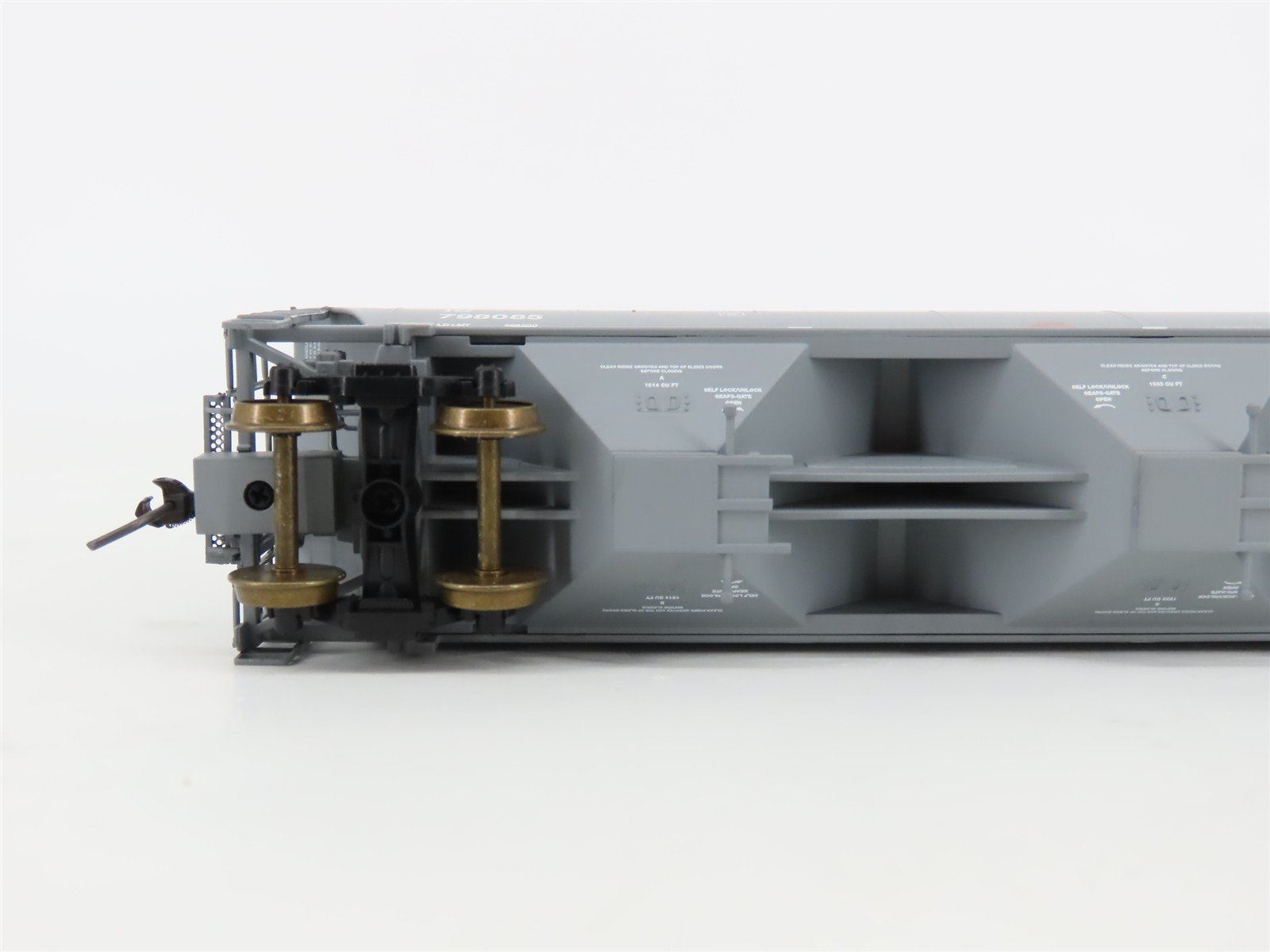 HO Scale LBF Gold 211507 IC Illinois Central 5161 3-Bay Covered Hopper #798085