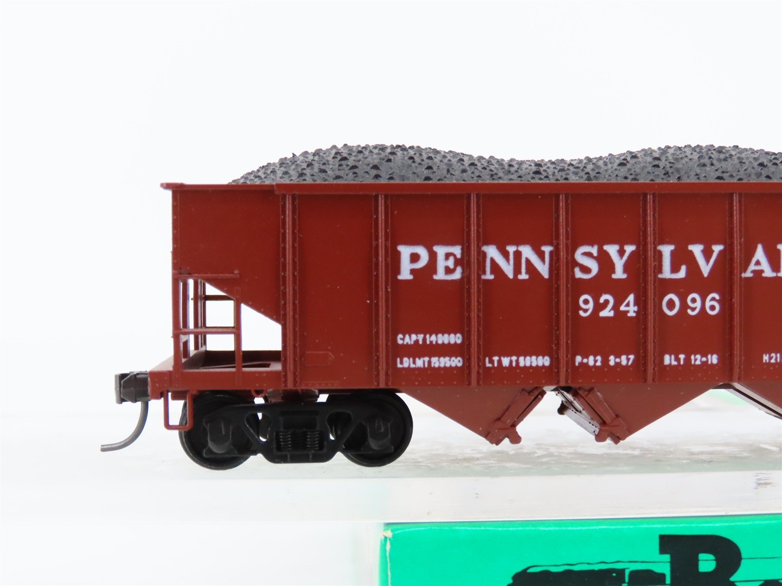 HO Scale Bowser 54052 PRR Pennsylvania 4-Bay Hopper Car #924096 w/Coal Load