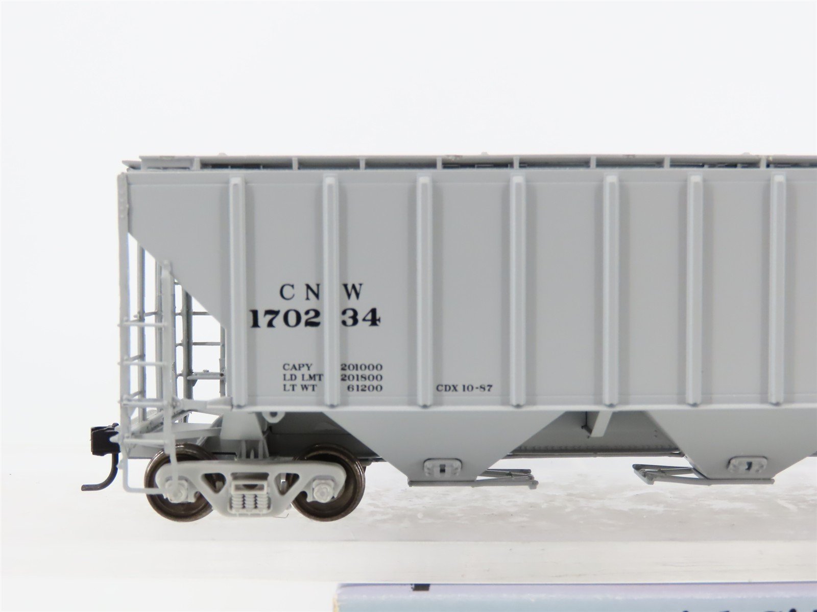 HO Scale Proto 2000 30100 CNW Railway PS2-CD 3-Bay Covered Hopper #170234