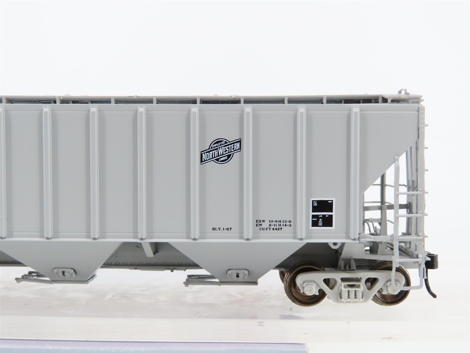 HO Scale Proto 2000 30100 CNW Railway PS2-CD 3-Bay Covered Hopper #170234