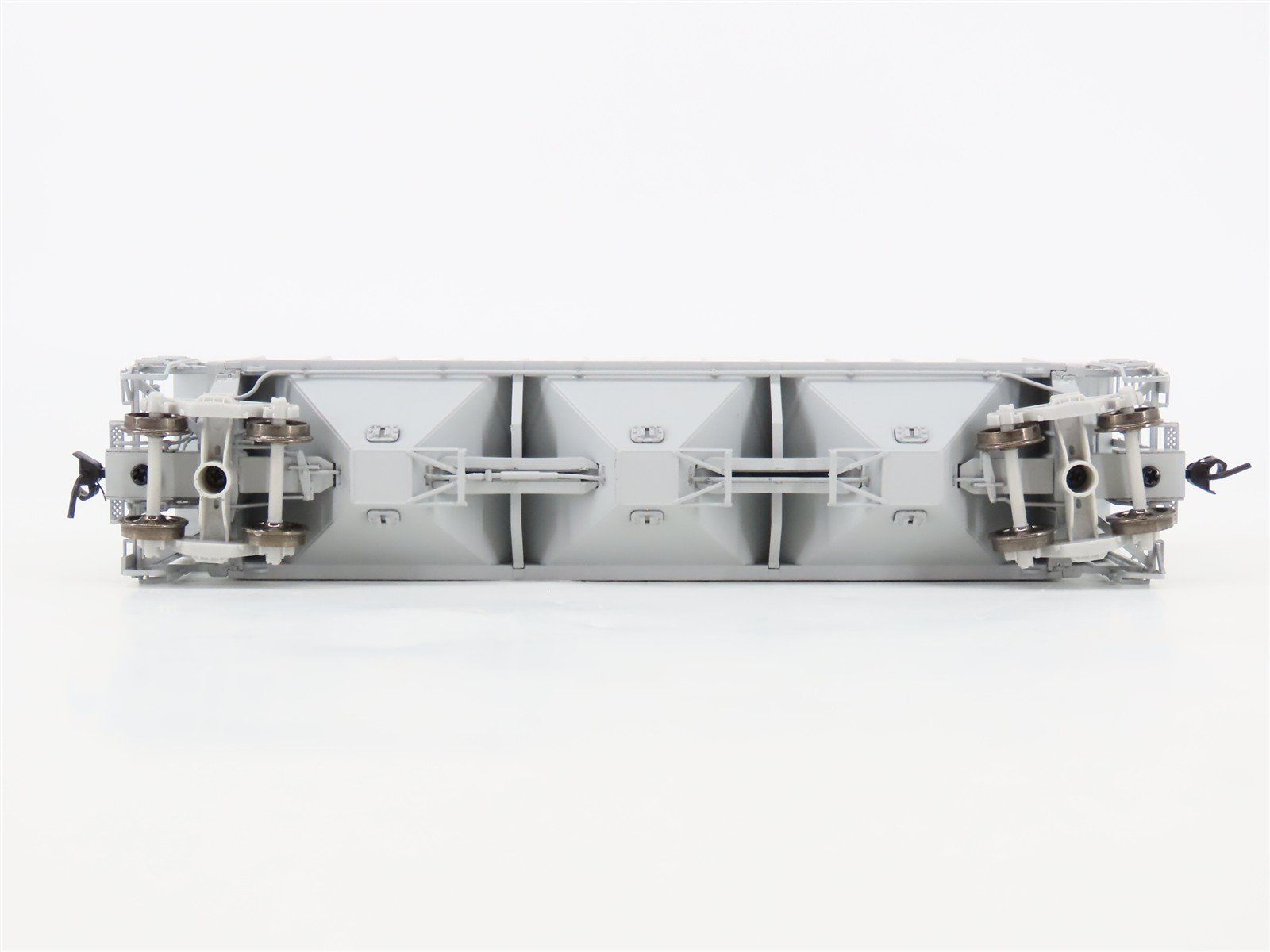 HO Scale Proto 2000 30100 CNW Railway PS2-CD 3-Bay Covered Hopper #170234