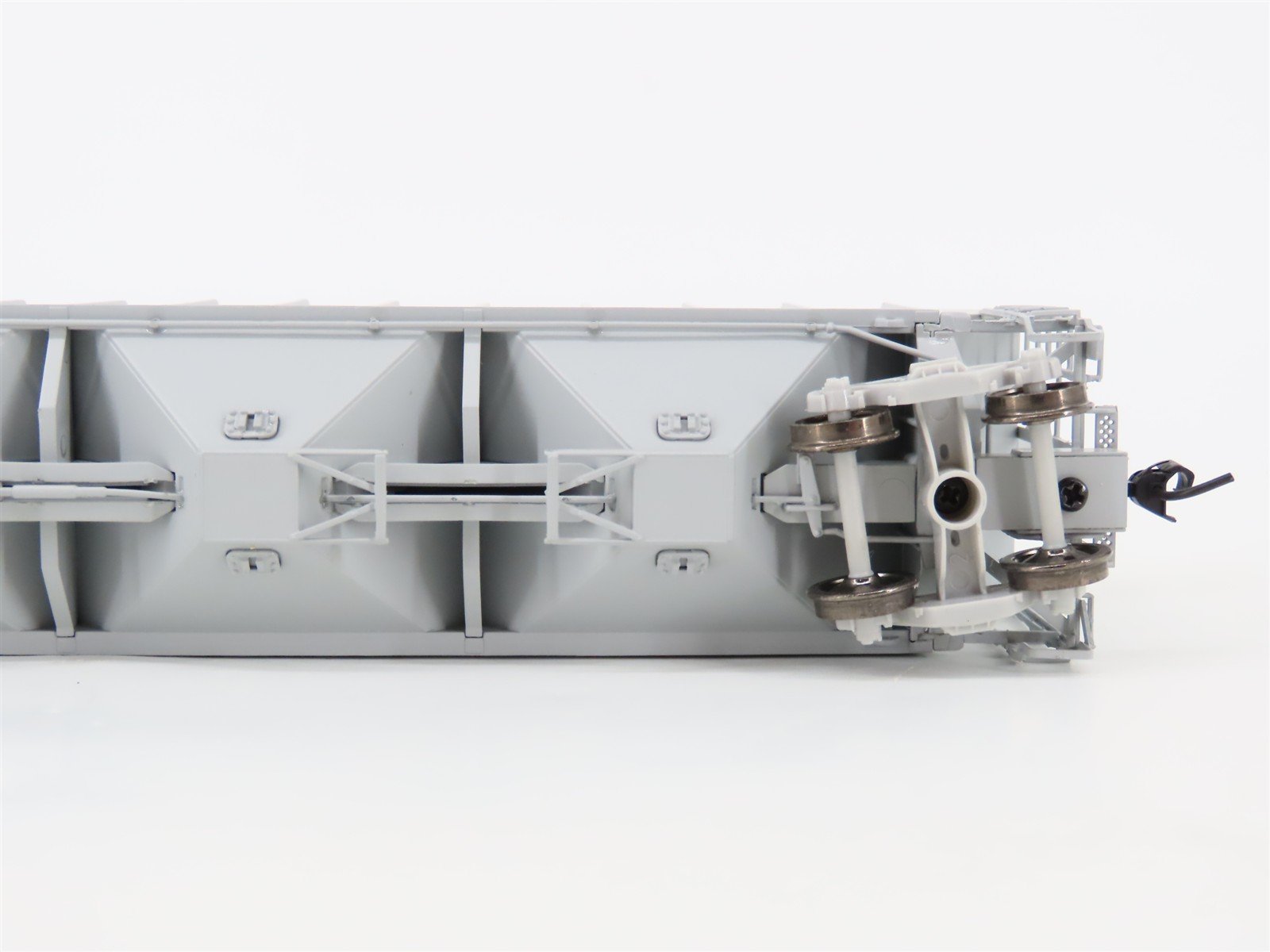 HO Scale Proto 2000 30100 CNW Railway PS2-CD 3-Bay Covered Hopper #170234